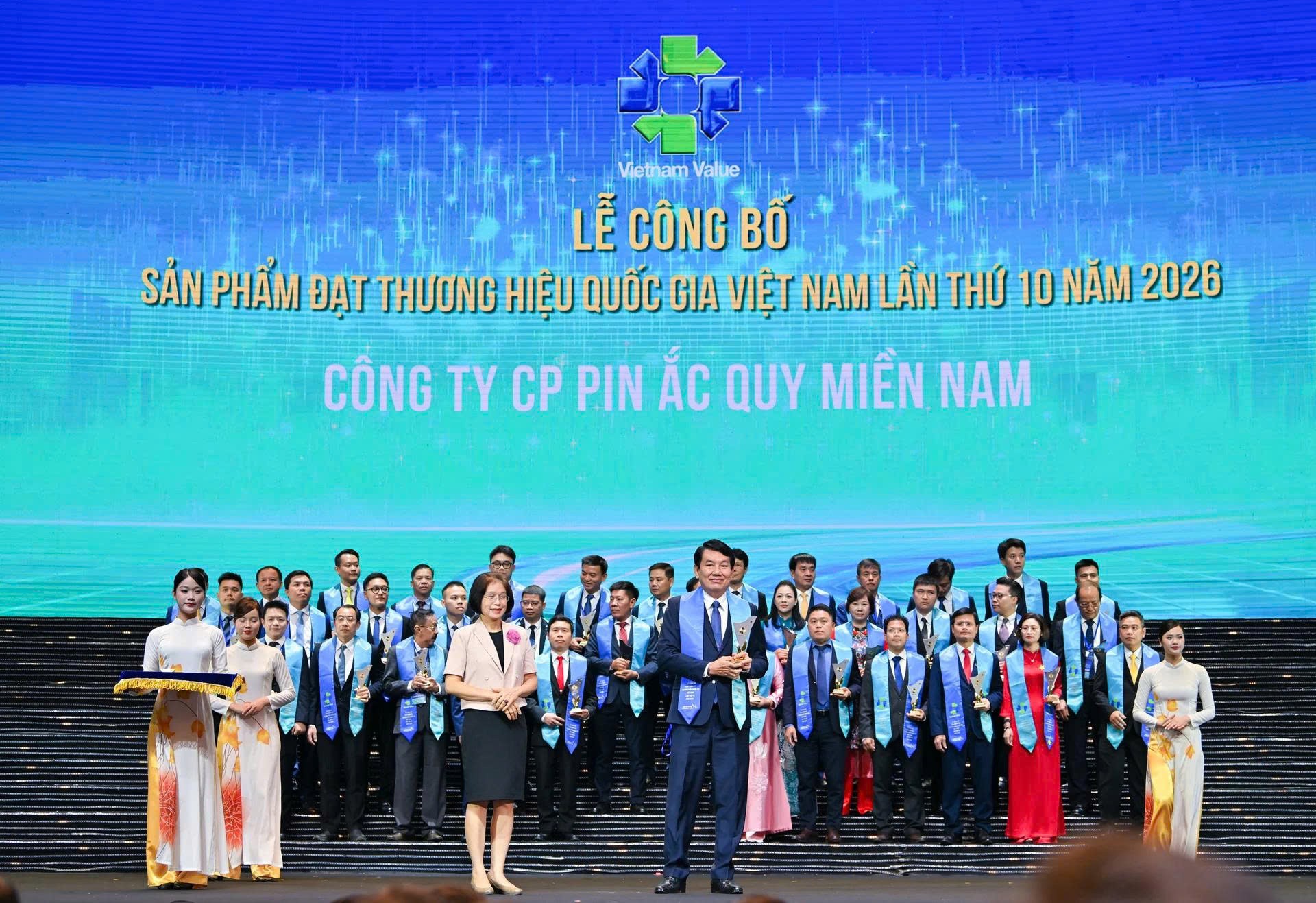 Ông Lê Văn Năm, Thành viên Hội đồng quản trị, Bí thư Đảng ủy, Tổng Giám đốc PINACO nhận biểu trưng Thương hiệu quốc gia Việt Nam năm 2026. (Ảnh: Vinachem)