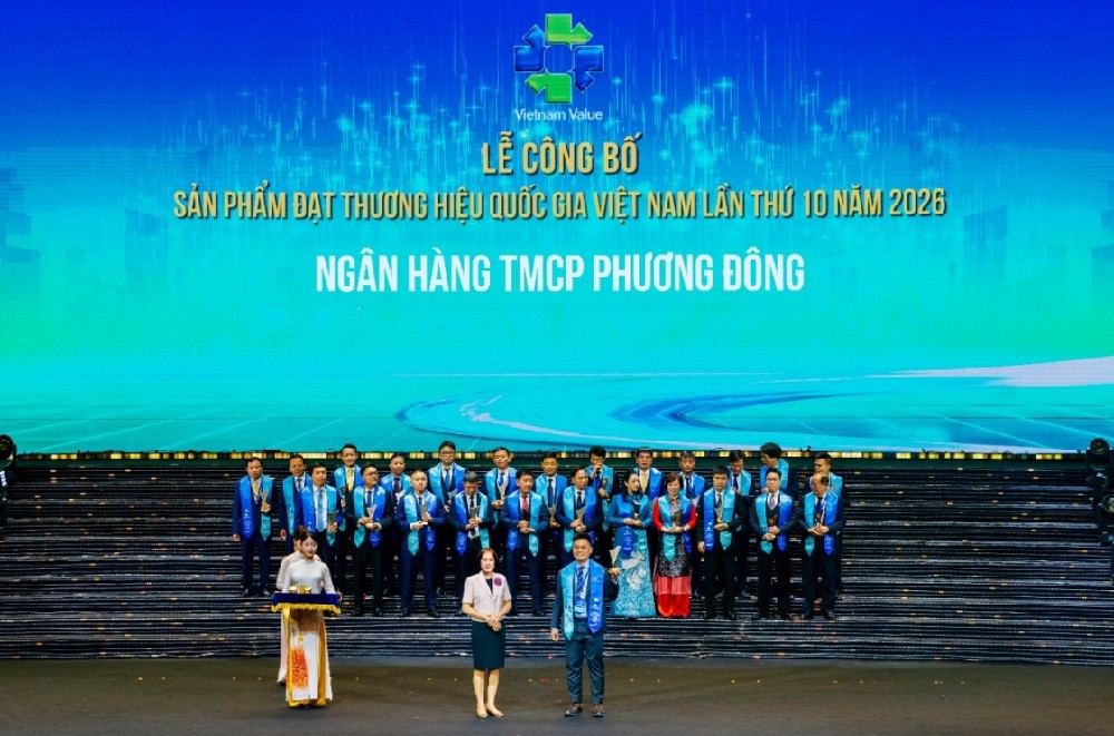Đại diện OCB nhận danh hiệu Thương hiệu quốc gia Việt Nam 2026.
