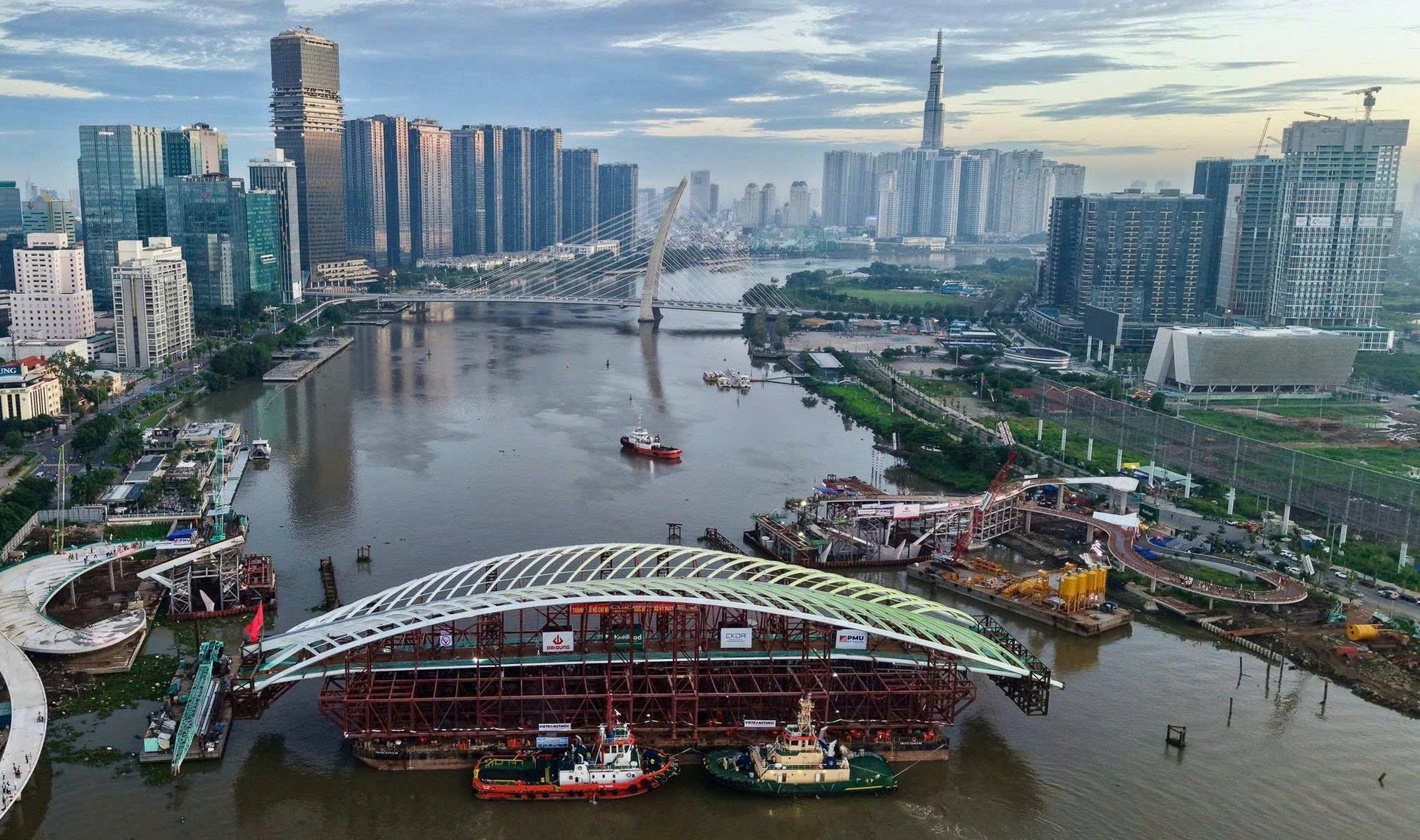 Cầu đi bộ hình lá dừa nước qua sông Sài Gòn chính thức hợp long vào sáng 21/10. (Ảnh: EXP)