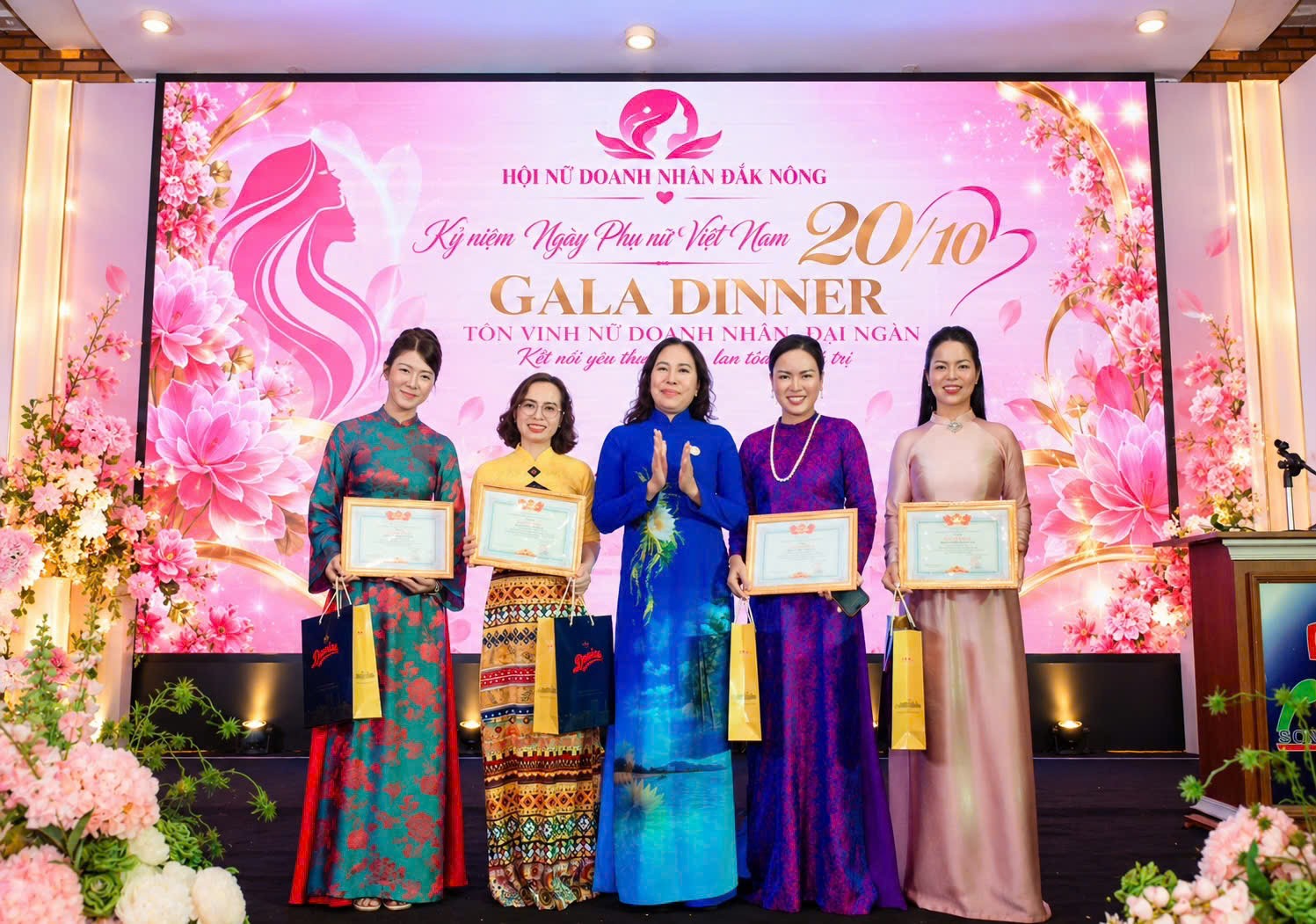 Hội Nữ doanh nhân Đắk Nông kết nối doanh nghiệp, tôn vinh nữ doanh nhân qua tà áo dài - Ảnh 7
