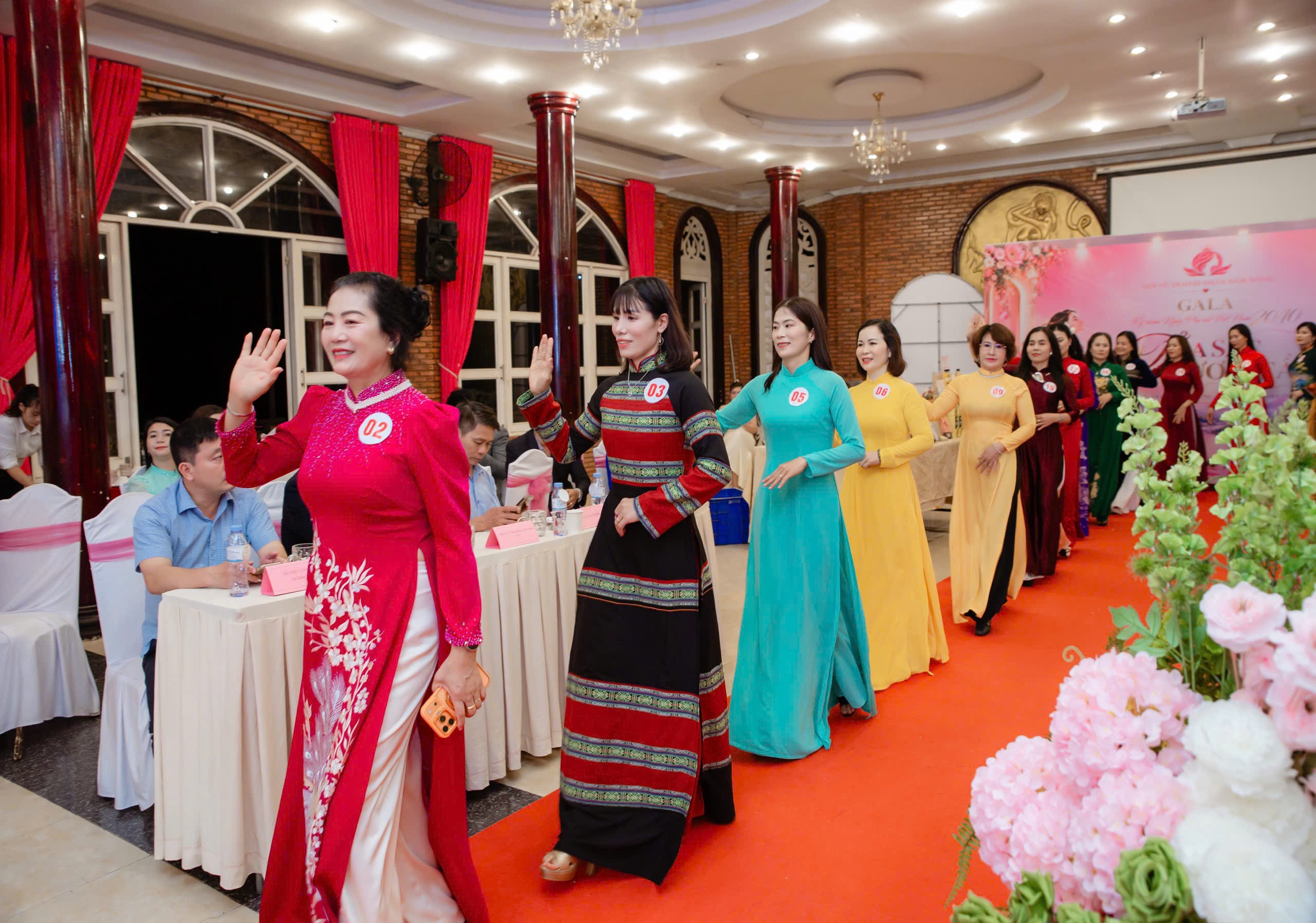 Hội Nữ doanh nhân Đắk Nông kết nối doanh nghiệp, tôn vinh nữ doanh nhân qua tà áo dài - Ảnh 4