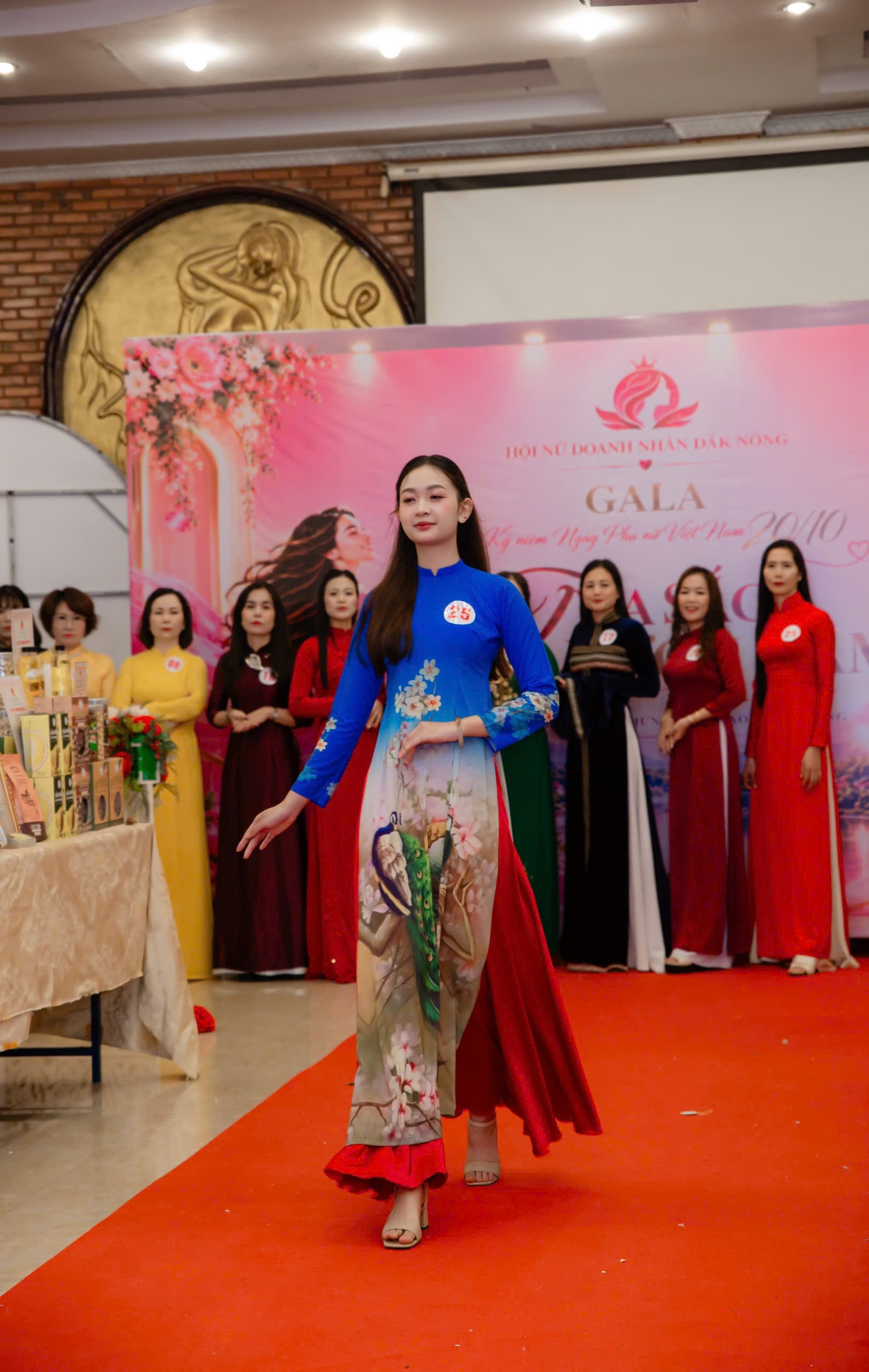 Hội Nữ doanh nhân Đắk Nông kết nối doanh nghiệp, tôn vinh nữ doanh nhân qua tà áo dài - Ảnh 3