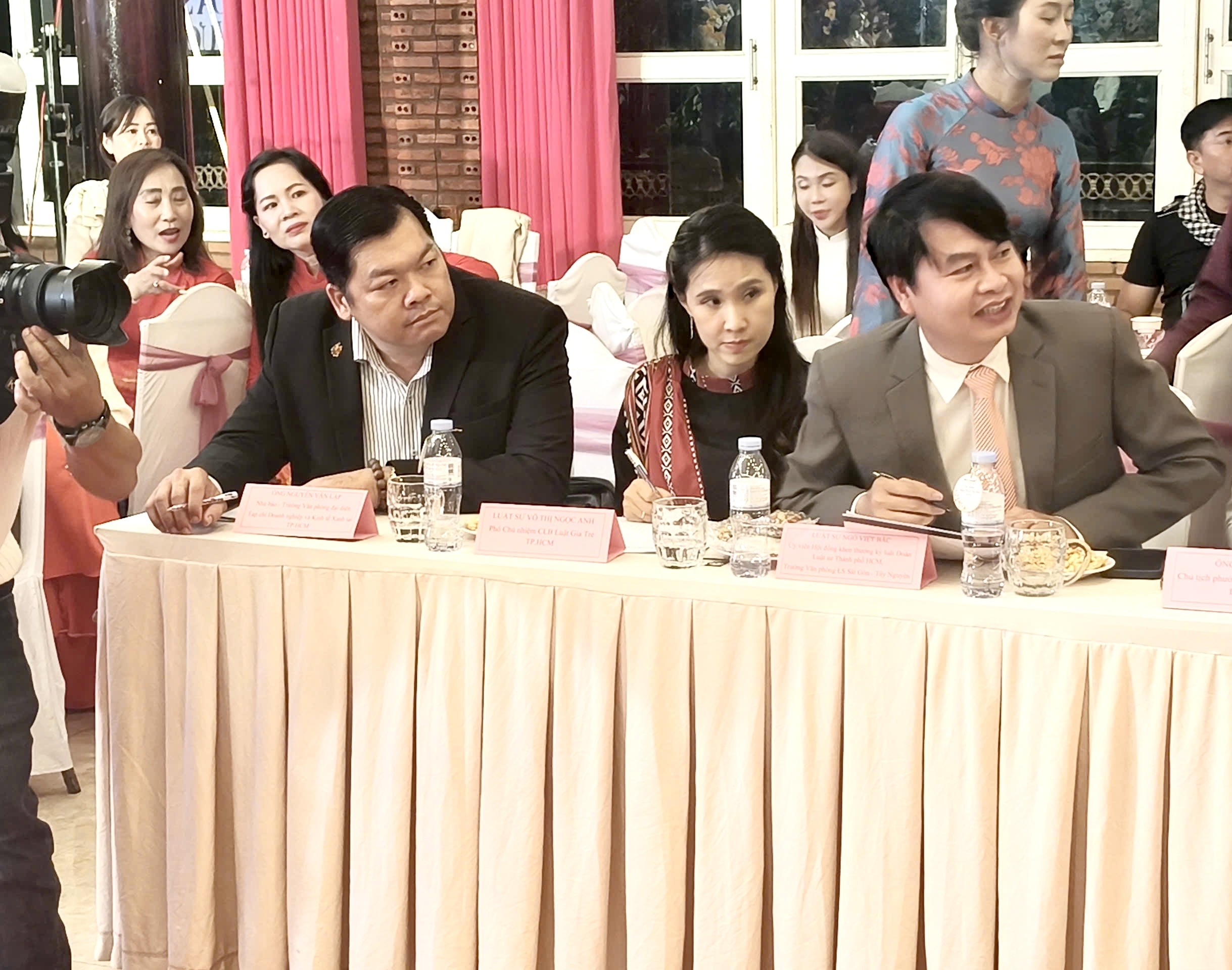 Hội Nữ doanh nhân Đắk Nông kết nối doanh nghiệp, tôn vinh nữ doanh nhân qua tà áo dài - Ảnh 9