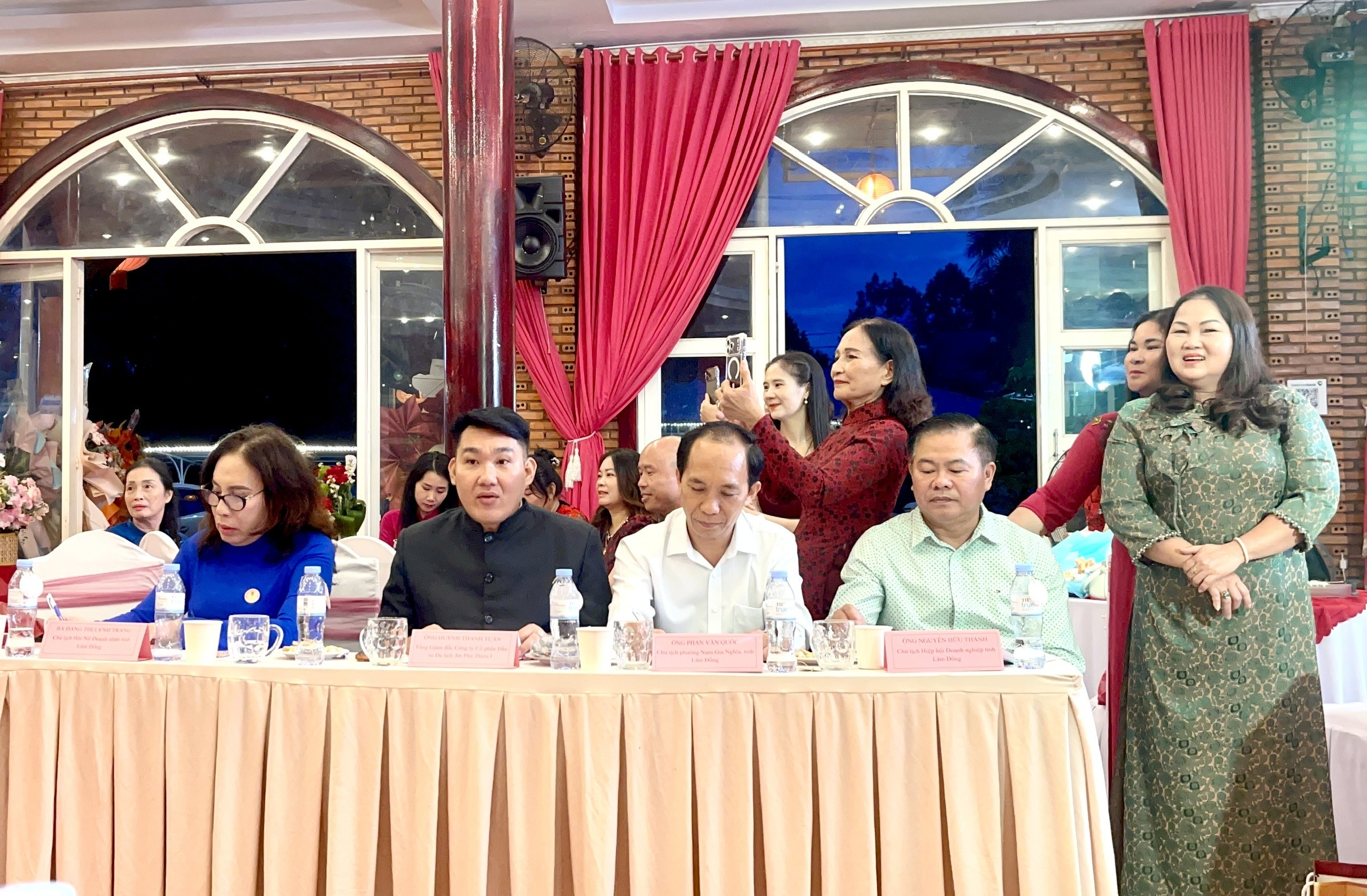 Hội Nữ doanh nhân Đắk Nông kết nối doanh nghiệp, tôn vinh nữ doanh nhân qua tà áo dài - Ảnh 10