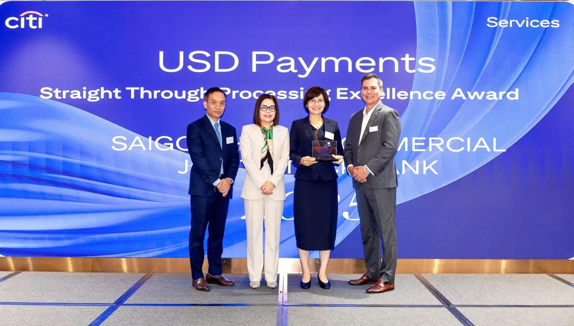 Đại diện SHB nhận Giải thưởng Chất lượng Thanh toán Quốc tế Xuất sắc (STP Award) từ Citibank