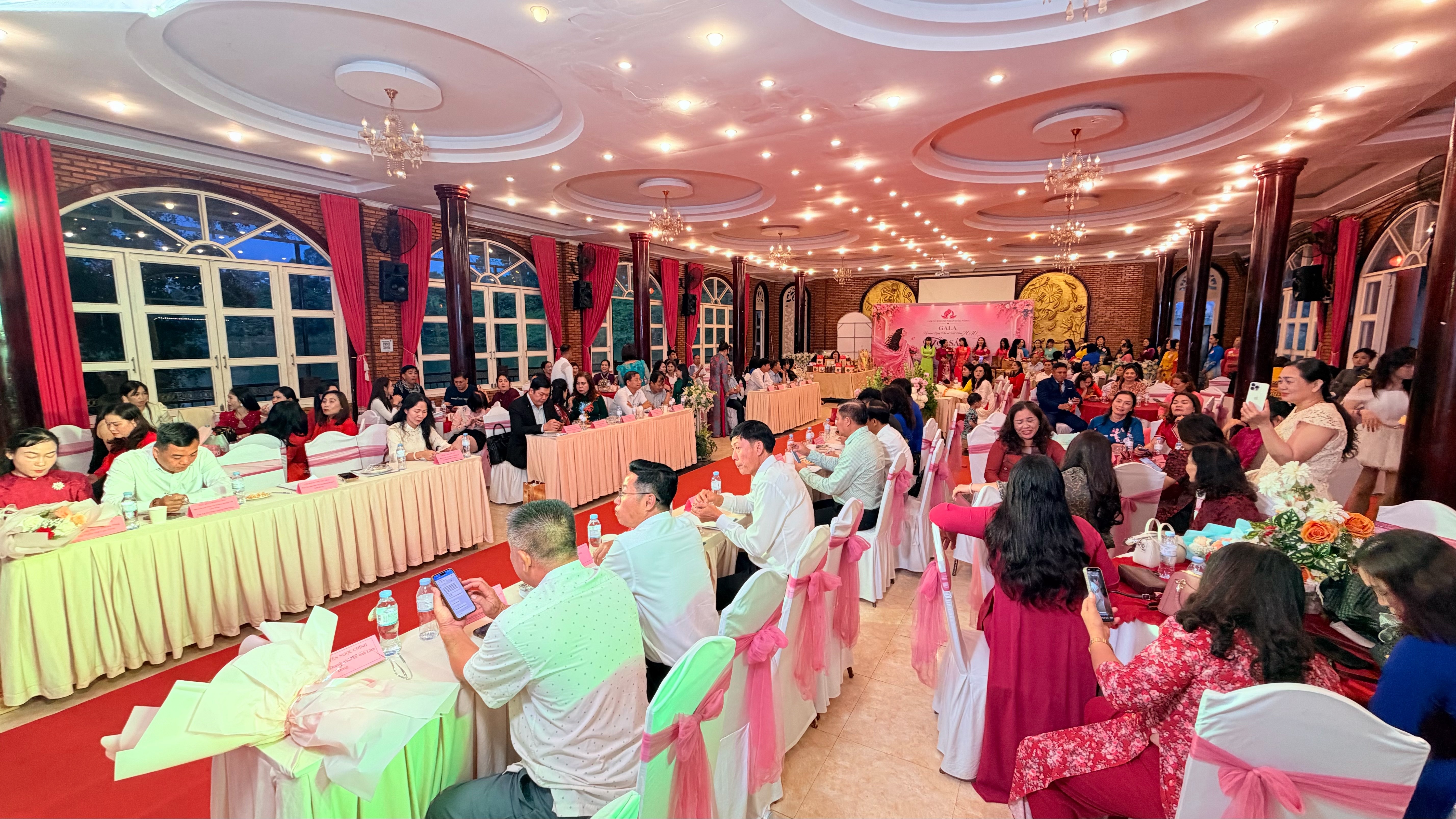 Hội Nữ doanh nhân Đắk Nông kết nối doanh nghiệp, tôn vinh nữ doanh nhân qua tà áo dài - Ảnh 1