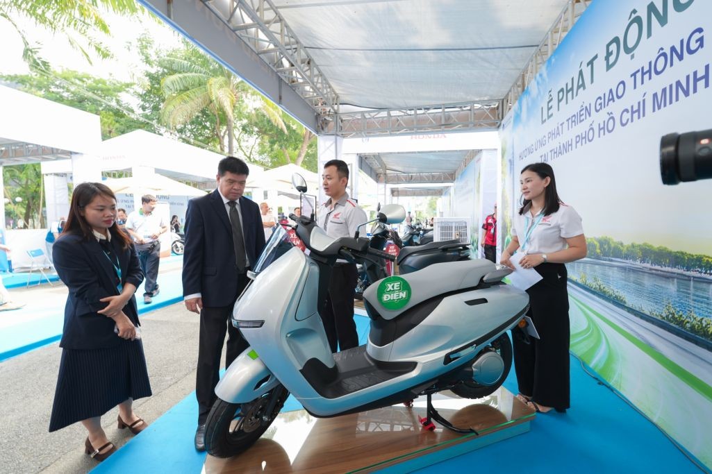 TP.HCM định hướng đến ngày 1/1/2030, toàn bộ ô tô, xe mô tô, xe gắn máy của cơ quan nhà nước và cán bộ, công chức, viên chức trên địa bàn sẽ chuyển sang sử dụng năng lượng xanh, trừ các phương tiện đặc thù. 