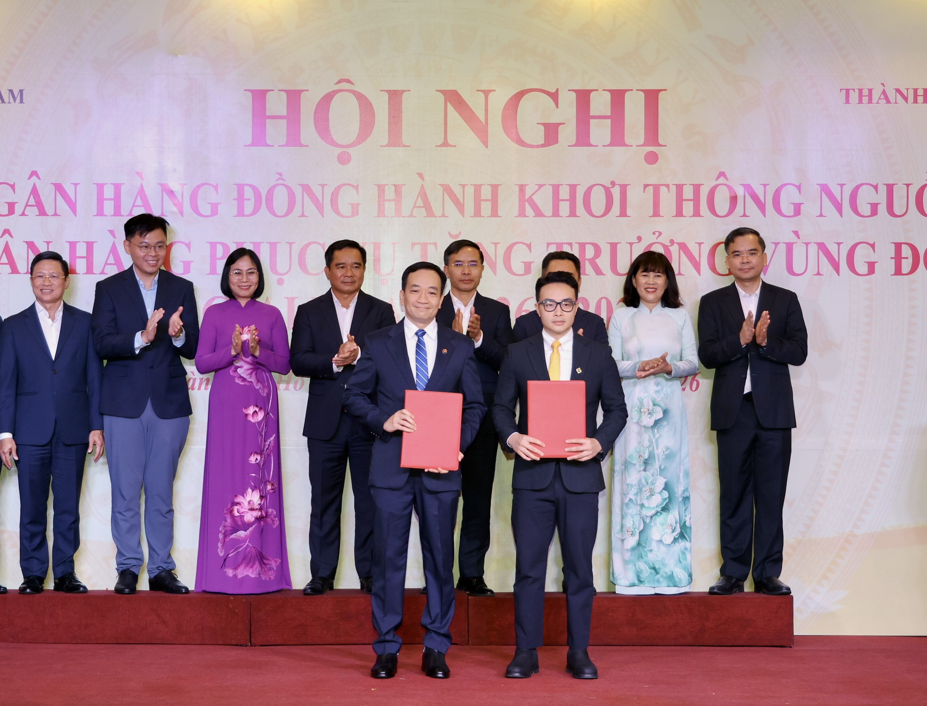 ong-ta-kieu-hung-tv-hdqt-tong-giam-doc-ncb-trao-thoa-thuan-hop-tac-voi-doi-tac-1792758875.JPG