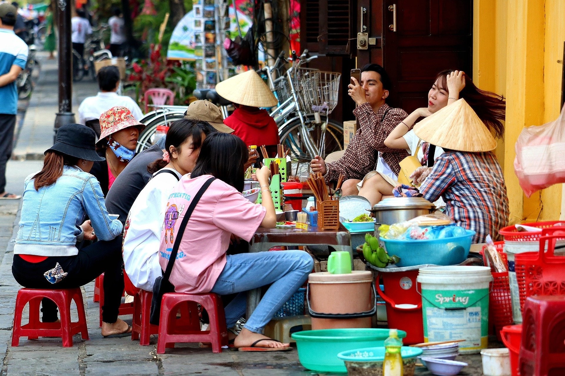 mon-an-duong-pho-ngon-nhat-viet-nam-theo-de-che-cam-nang-du-lich-lonely-planet-3-1792844807.jpg