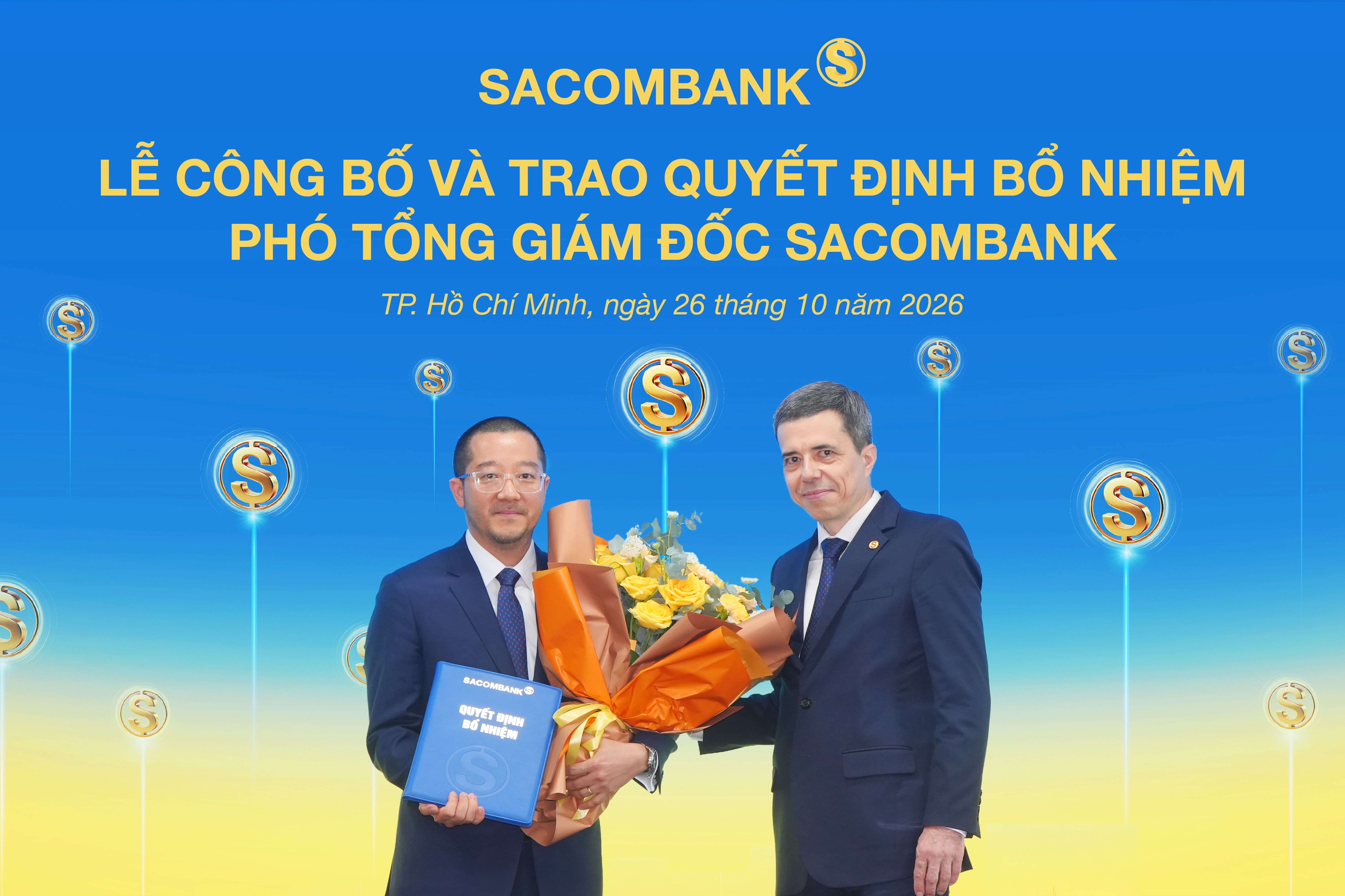 Ông Nguyễn Xuân Ái Quốc nhận quyết định bổ nhiệm và hoa chúc mừng từ ông Loic Faussier - Tổng giám đốc SACOMBANK