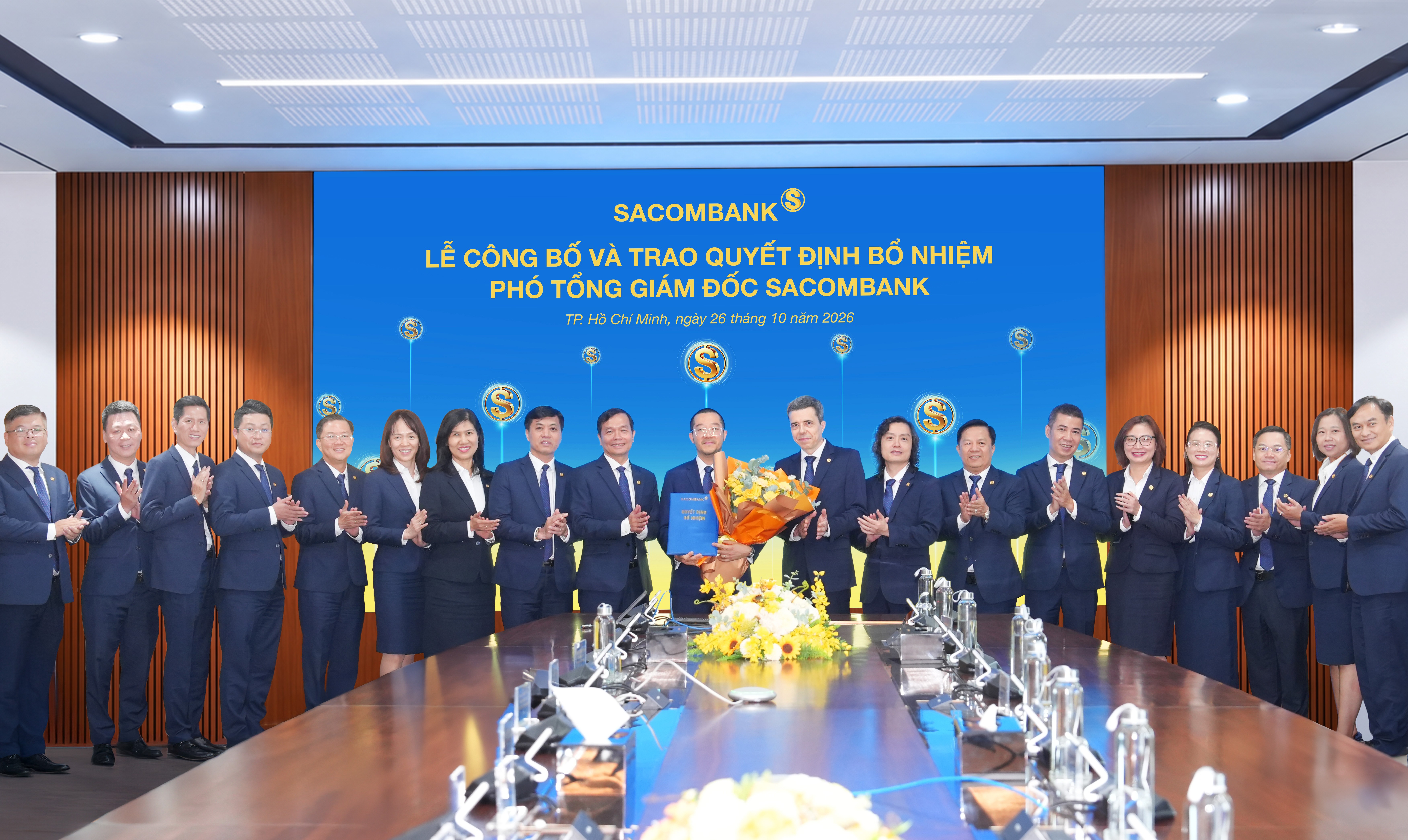 Ban Lãnh đạo Ngân hàng chúc mừng tân Phó Tổng giám đốc
