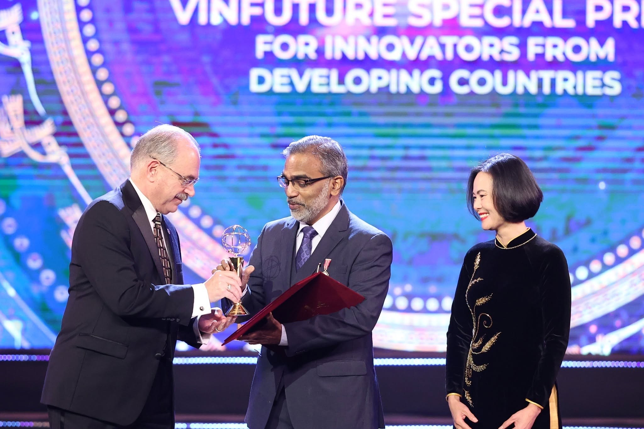 Ảnh 1: GS. Thalappil Pradeep nhận Giải Đặc biệt VinFuture 2022 dành cho Nhà khoa học đến từ các nước đang phát triển. (Ảnh: VFP)