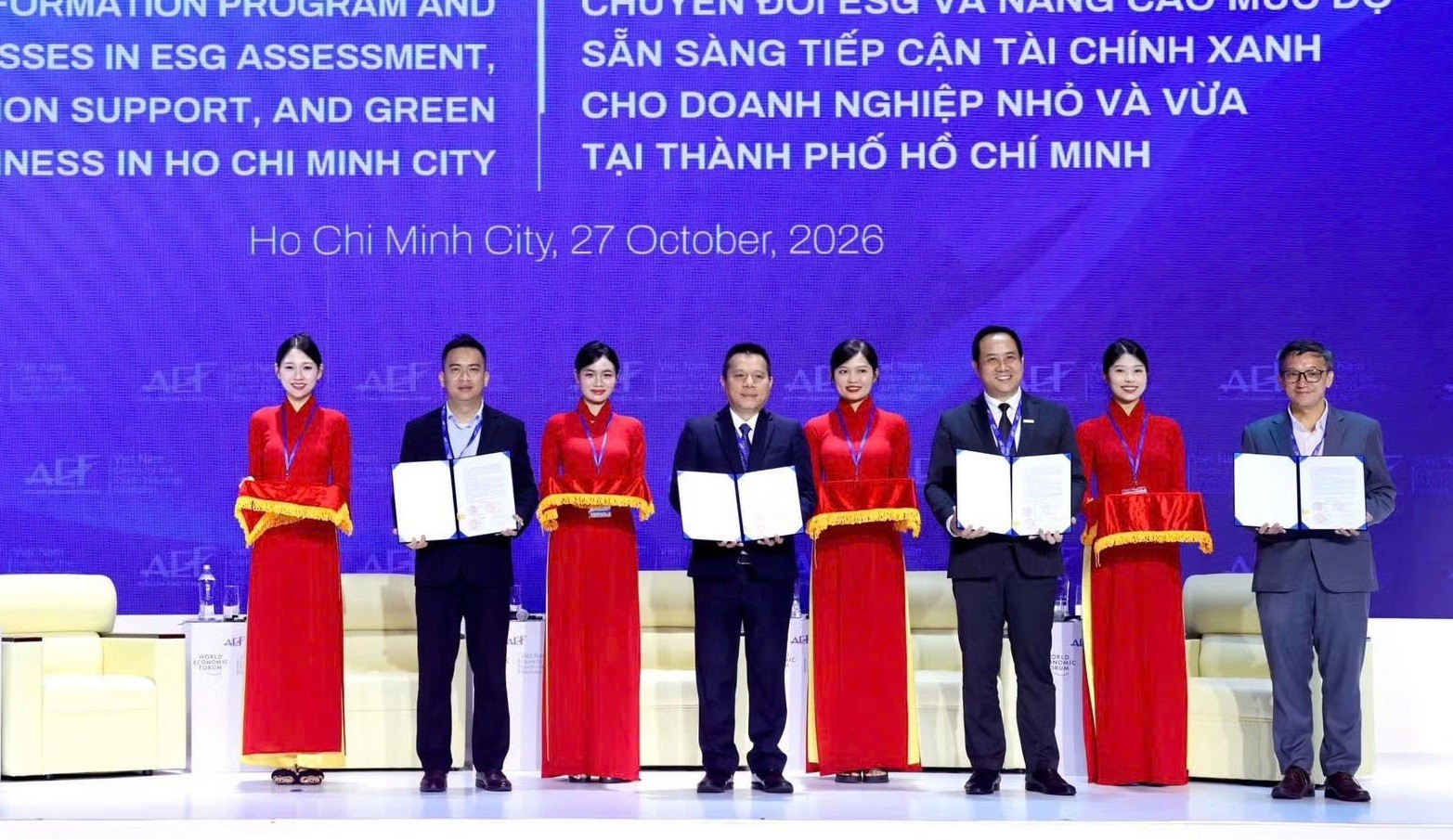 Các đơn vị công bố hợp tác triển khai chương trình chuyển đổi ESG và nâng cao khả năng tiếp cận tài chính xanh cho doanh nghiệp nhỏ và vừa tại TP.HCM. (Ảnh: TT)