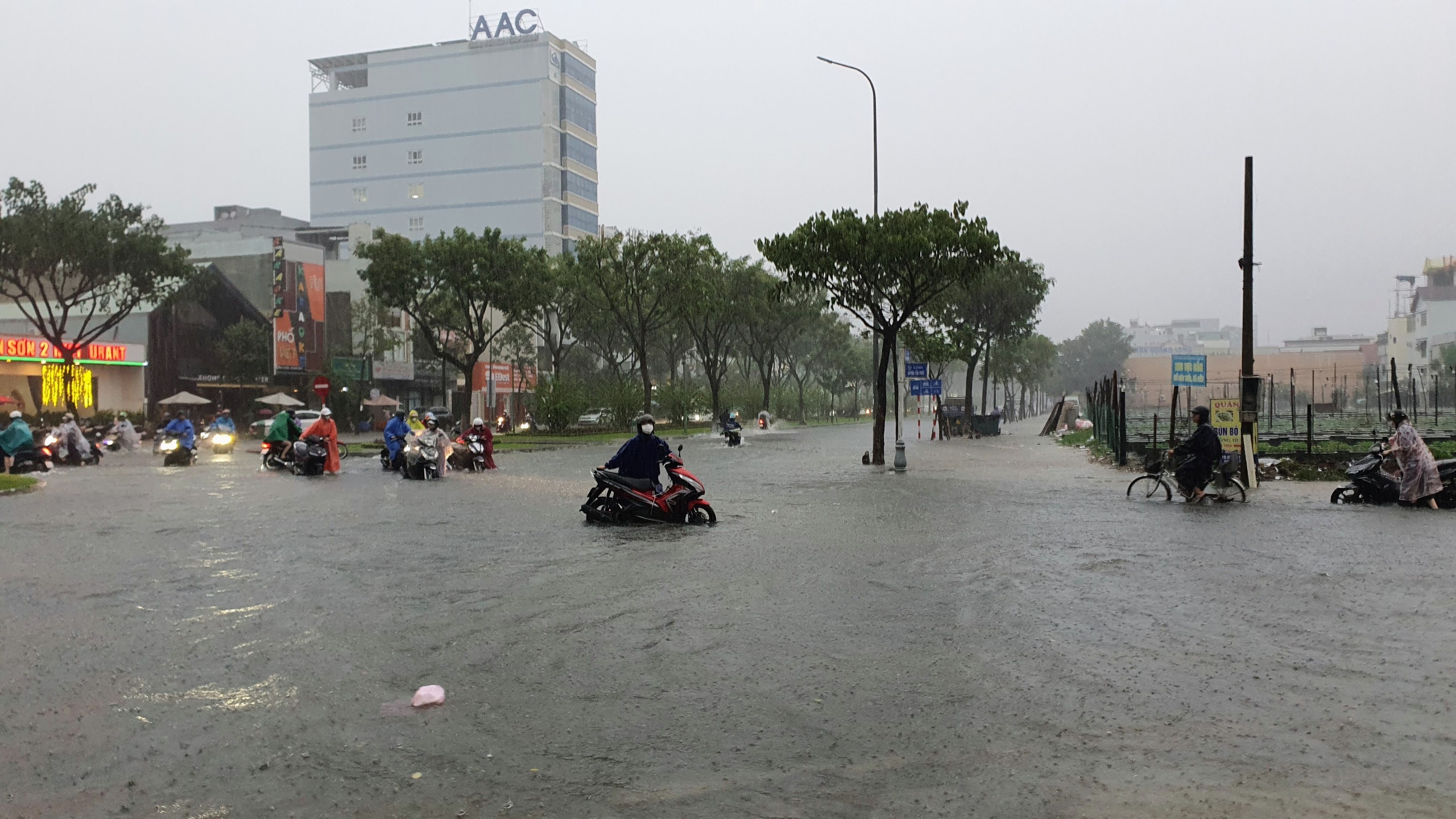 Đường phố Đà Nẵng thành “bể bơi giao thông” do mưa lớn kéo dài