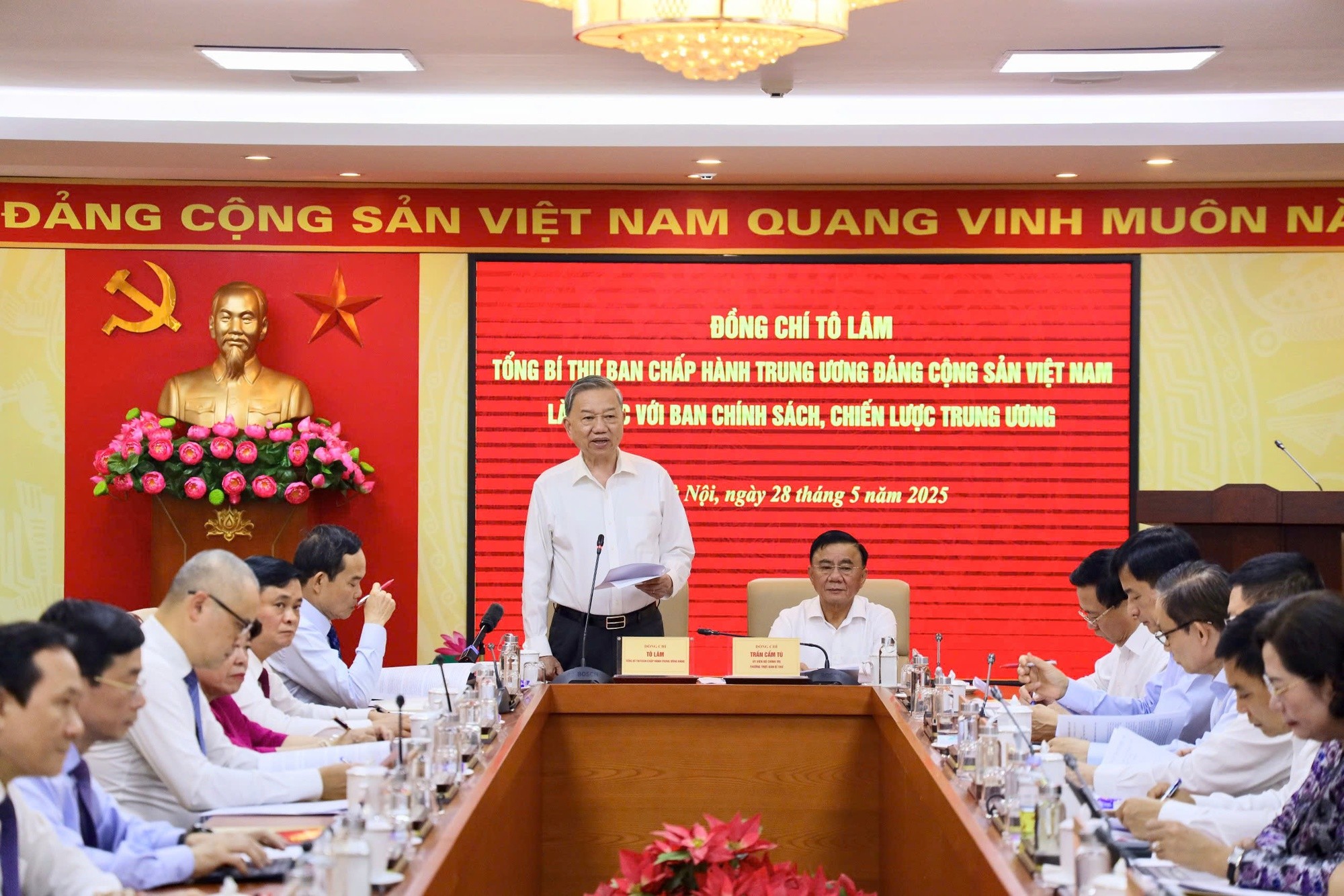 toancanh1-17484340906641725259685-1748441881.jpg