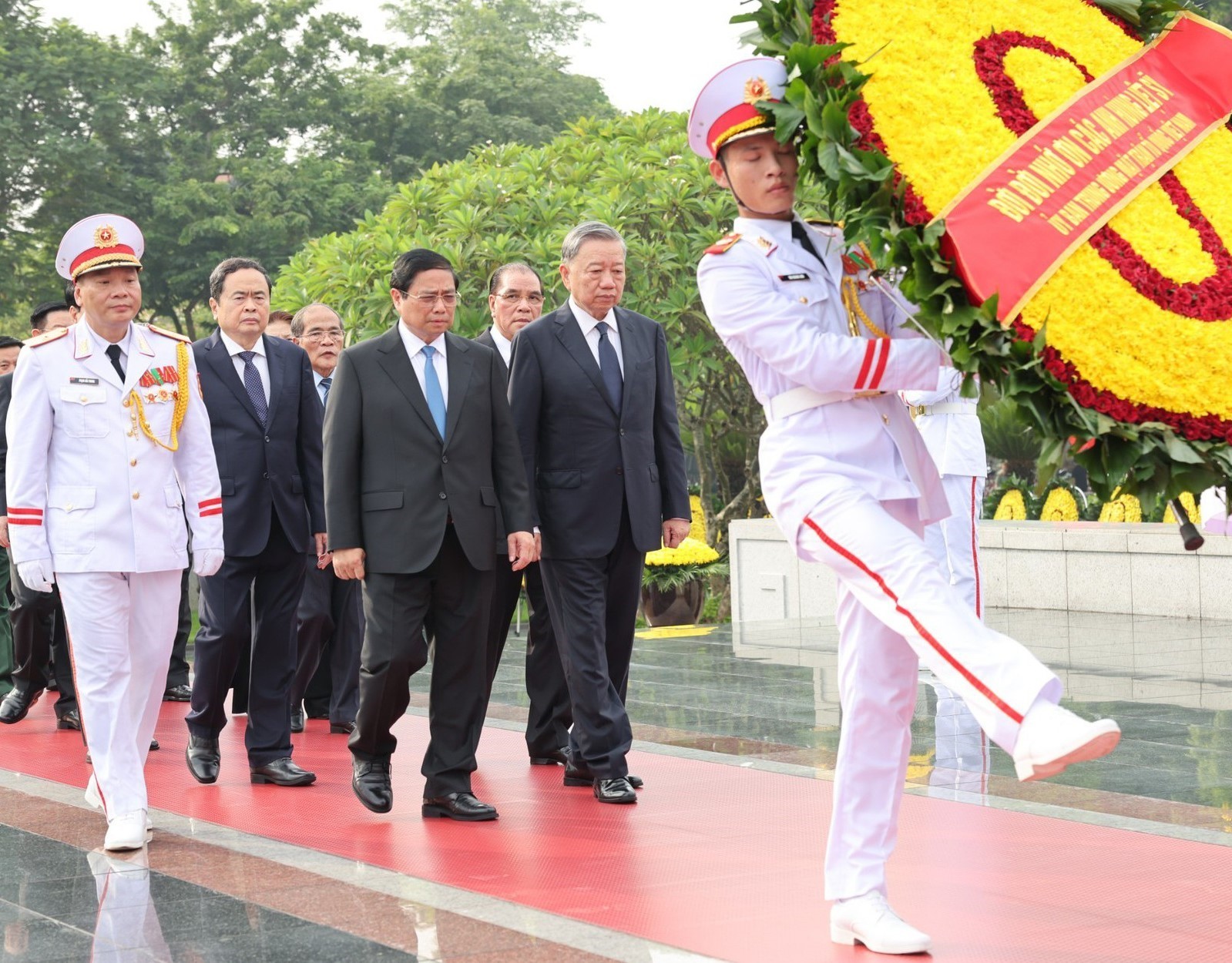 Lãnh đạo Đảng, Nhà nước tưởng niệm các Anh hùng liệt sĩ và vào Lăng viếng Bác