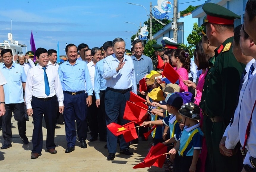 Tổng Bí thư, Chủ tịch nước: Cồn Cỏ phát huy vai trò tiền đồn và phát triển kinh tế biển bền vững