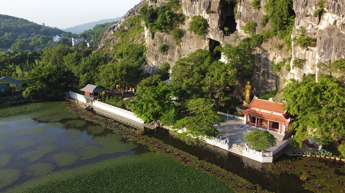 Thanh Hóa: Ngôi chùa đặc biệt mỗi ngày đón hàng trăm con khỉ "viếng thăm"