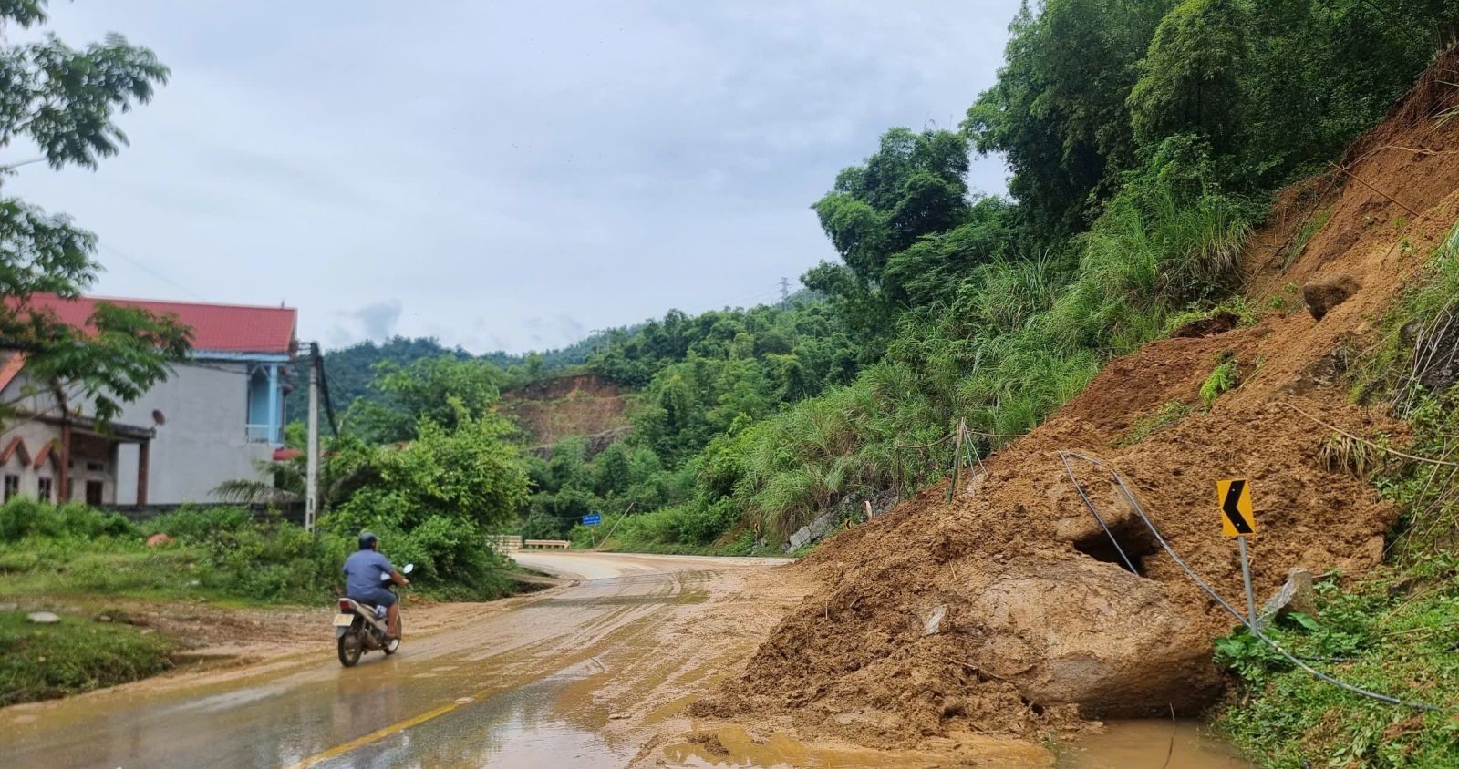 Khu vực miền núi Thanh Hóa "cảnh báo đỏ" về tình trạng sạt lở, lũ quét