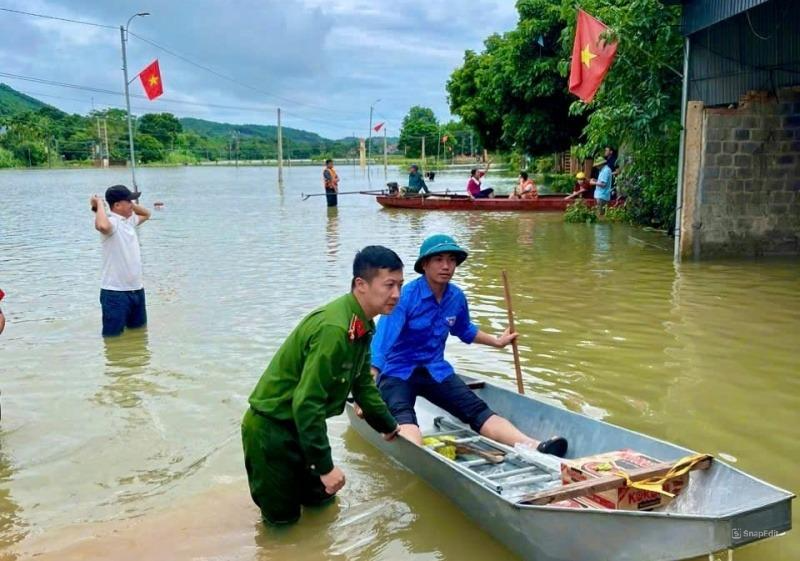 Thanh Hóa: Nước ngập nhà, chính quyền dùng thuyền để tiếp tế lương thực