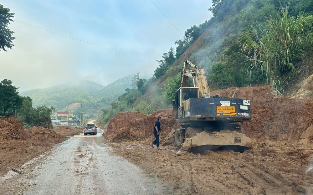 Mưa đã ngớt nhưng người dân Thanh Hóa vẫn gồng mình chống sạt lở