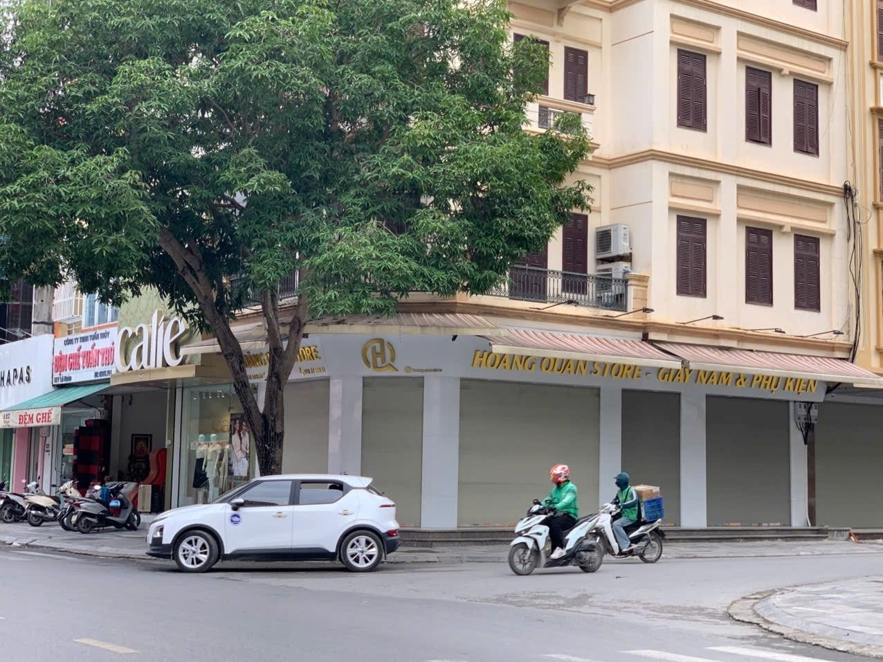 Hàng loạt tiểu thương đóng cửa, và những điều bí ẩn phía sau cách cửa sắt