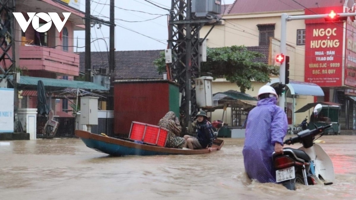 Mưa lớn gây thiệt hại nghiêm trọng tại các tỉnh miền Trung và Nam Bộ