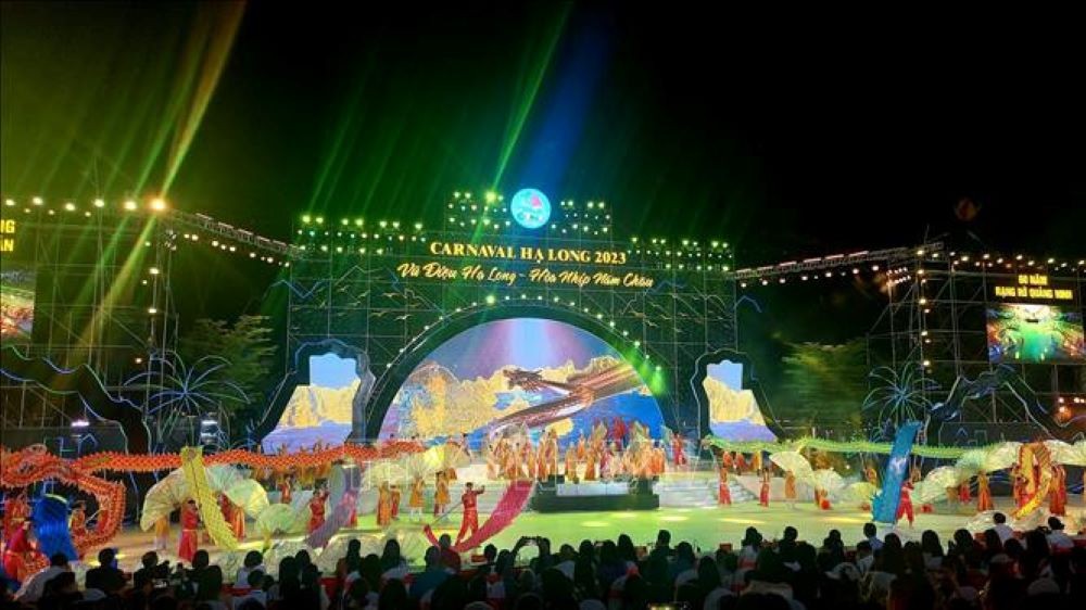 Hàng nghìn du khách cuồng nhiệt hoà mình vào "bữa tiệc âm nhạc, văn hoá" tại đêm hội Carnaval Hạ Long 2023