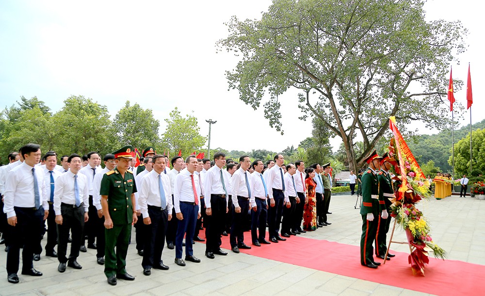 Phú Thọ: Dâng hương, hoa tưởng niệm các Vua Hùng và kỷ niệm 70 năm ngày Bác Hồ về thăm Đền Hùng