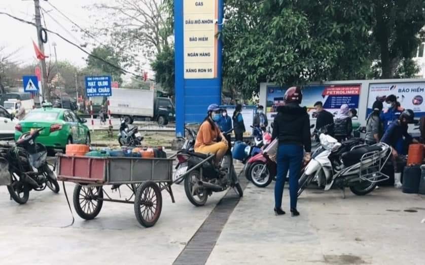 Nghệ An: Người dân xếp hàng, chen chúc nhau mang thêm bình nhựa để mua xăng trước khi tăng giá