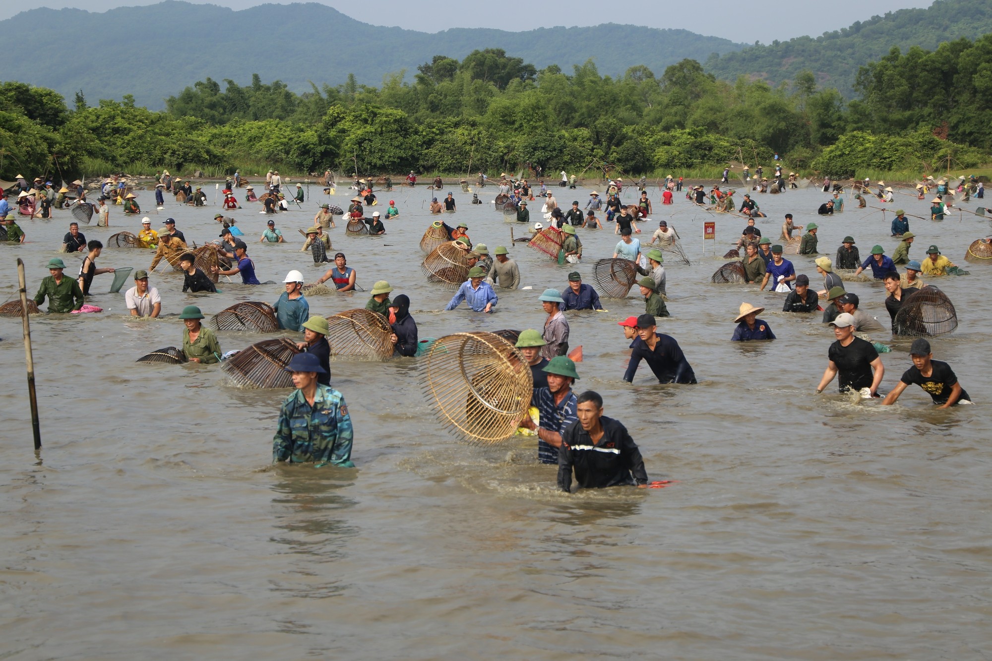 Hàng nghìn người tham gia lễ hội đánh cá Vực Rào ở Hà Tĩnh