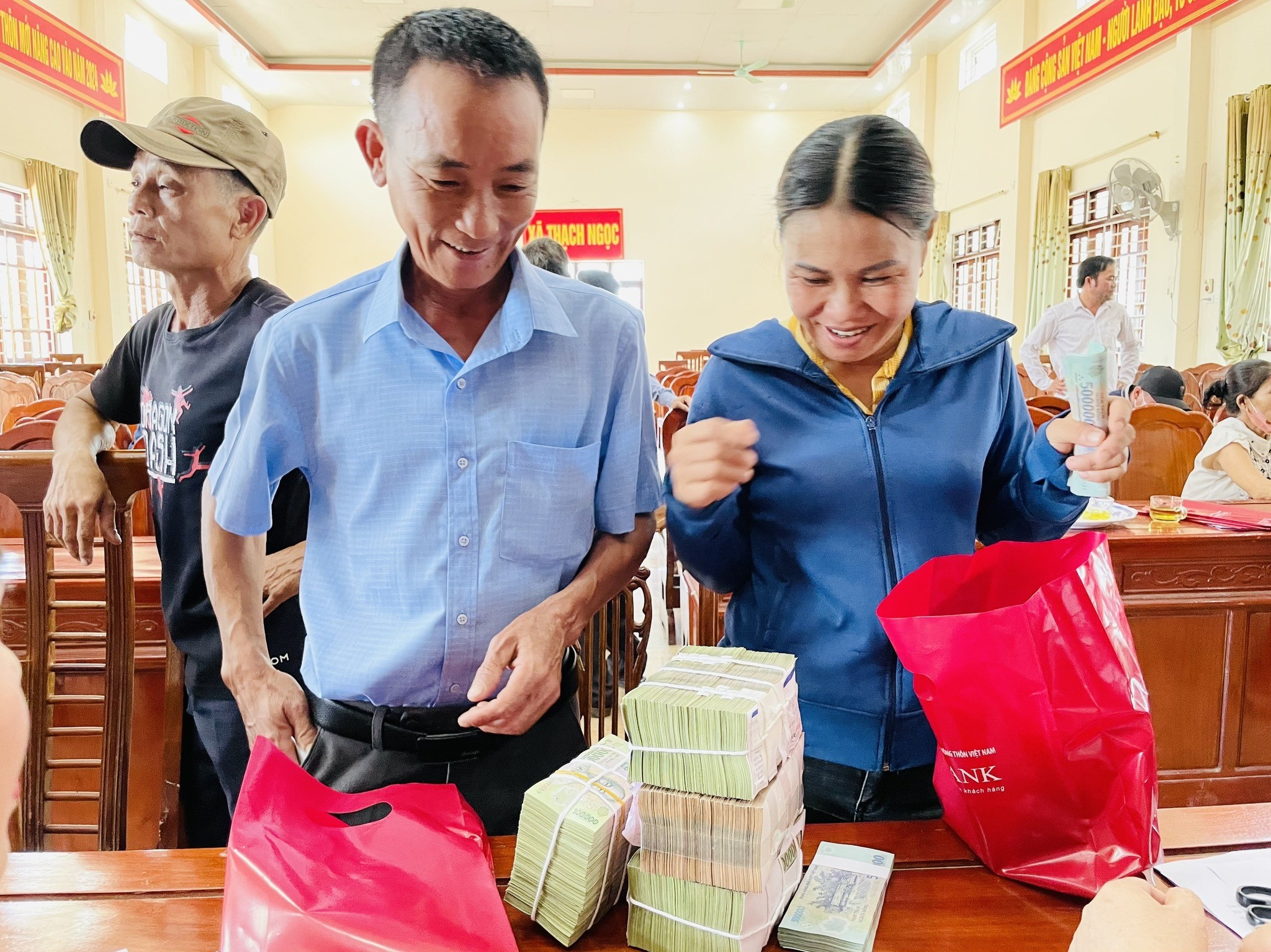 Huyện Thạch Hà (Hà Tĩnh) chi trả tiền bồi thường, hỗ trợ tái định cư Dự án cao tốc Bắc - Nam