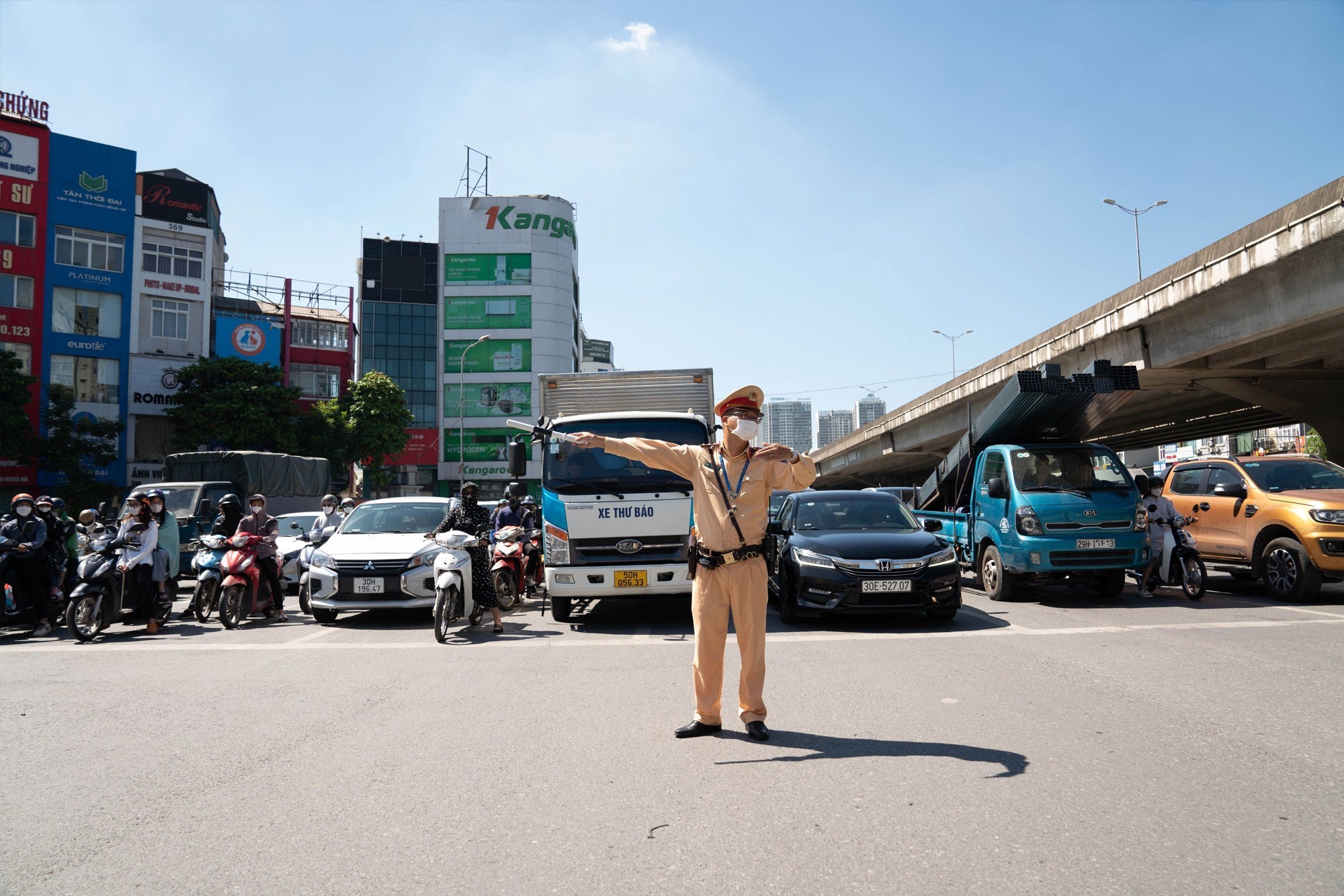 Cảnh sát giao thông căng mình trong "chảo lửa"