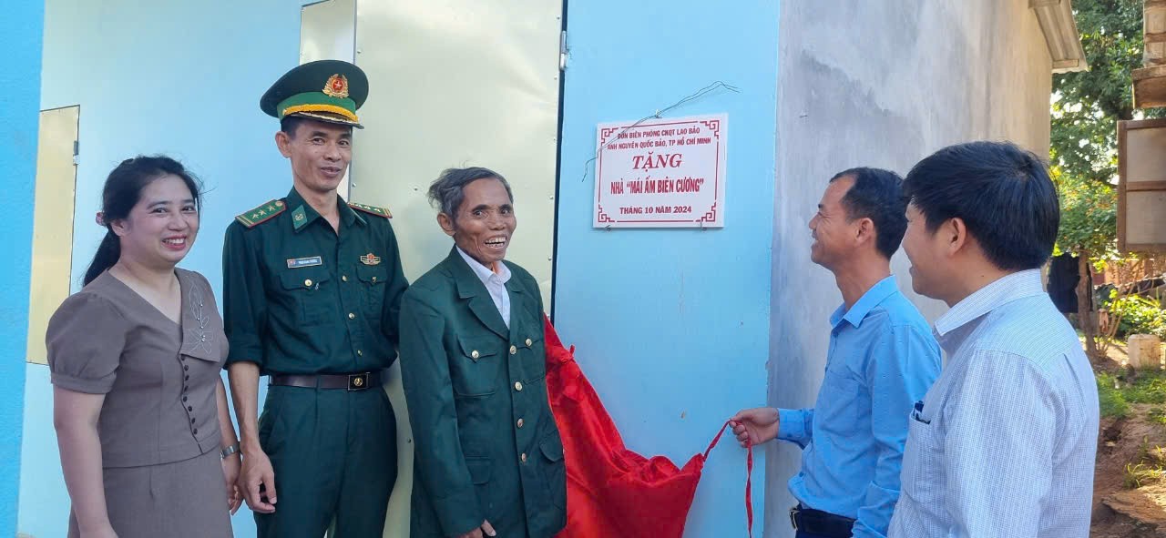 Đồn Biên phòng Cửa khẩu quốc tế Lao  Bảo tổ chức lễ khánh thành và bàn giao nhà “Mái ấm Biên cương”