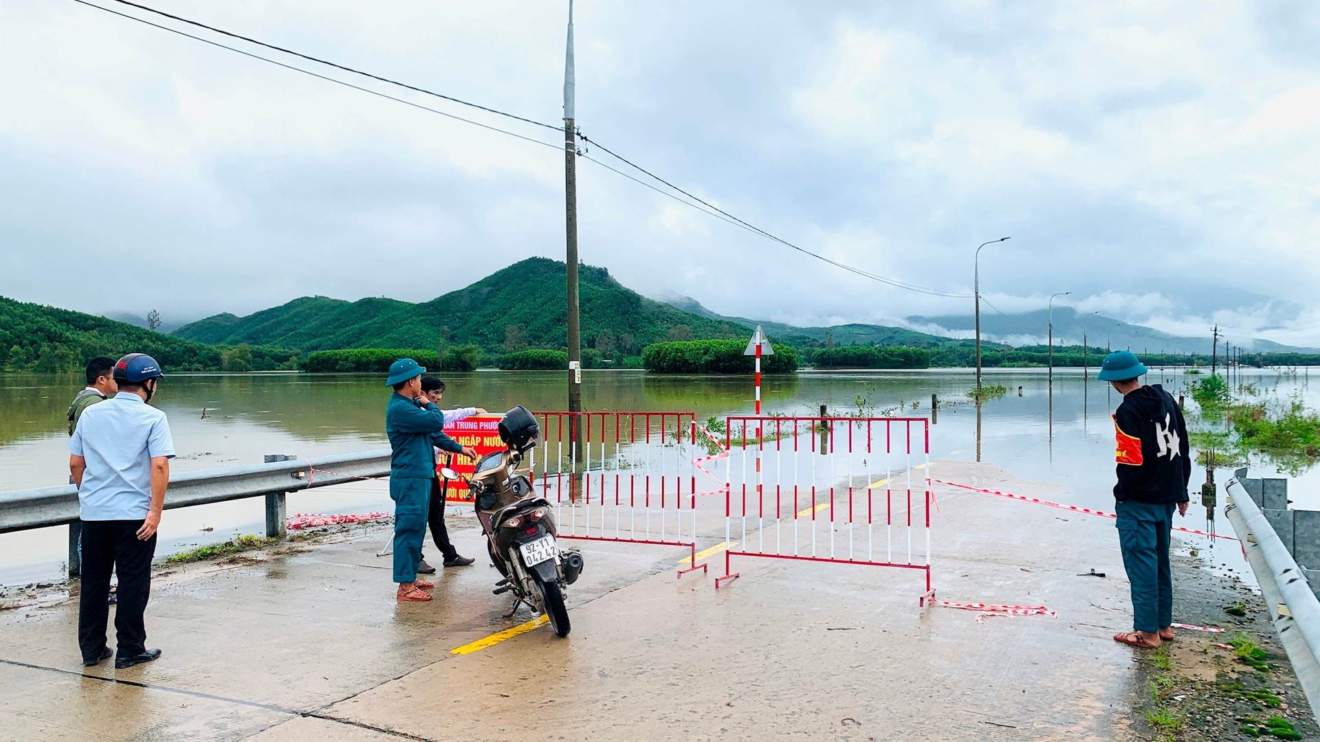 Nước lũ dâng cao, giao thông bị chia cắt nhiều nơi ở huyện Nông Sơn