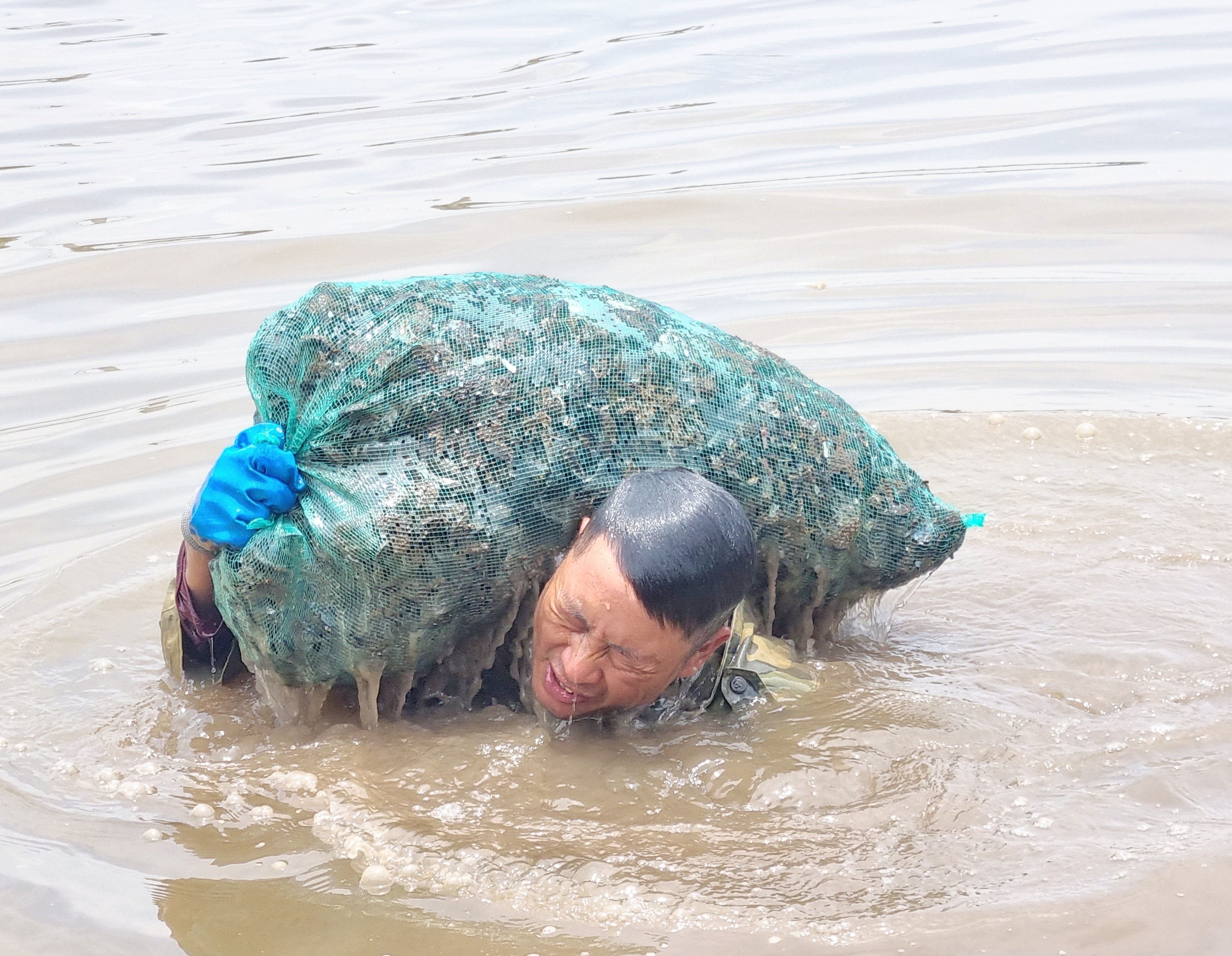 Chuyện người đàn ông làm nghề ‘săn’ vẹm dưới sông