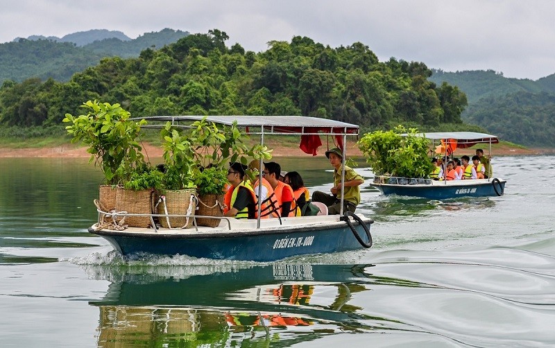 Xuân về, đến Bến En đi tàu khám phá thiên nhiên