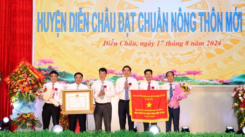 Huyện Diễn Châu đón nhận Bằng công nhận huyện đạt chuẩn nông thôn mới