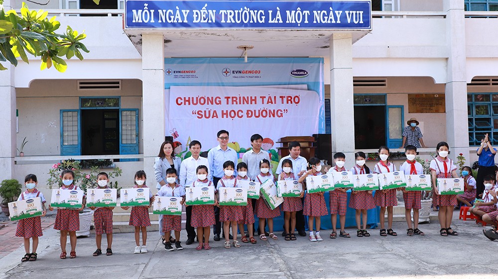 Hơn 118 nghìn hộp sữa học đường đến với học sinh Bình Thuận