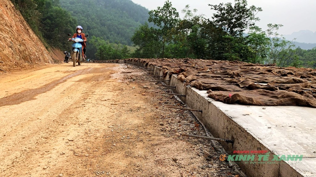 Hàng nghìn thanh sắt lộ ra khỏi bê tông “thách thức” người đi đường ở Tuyên Quang