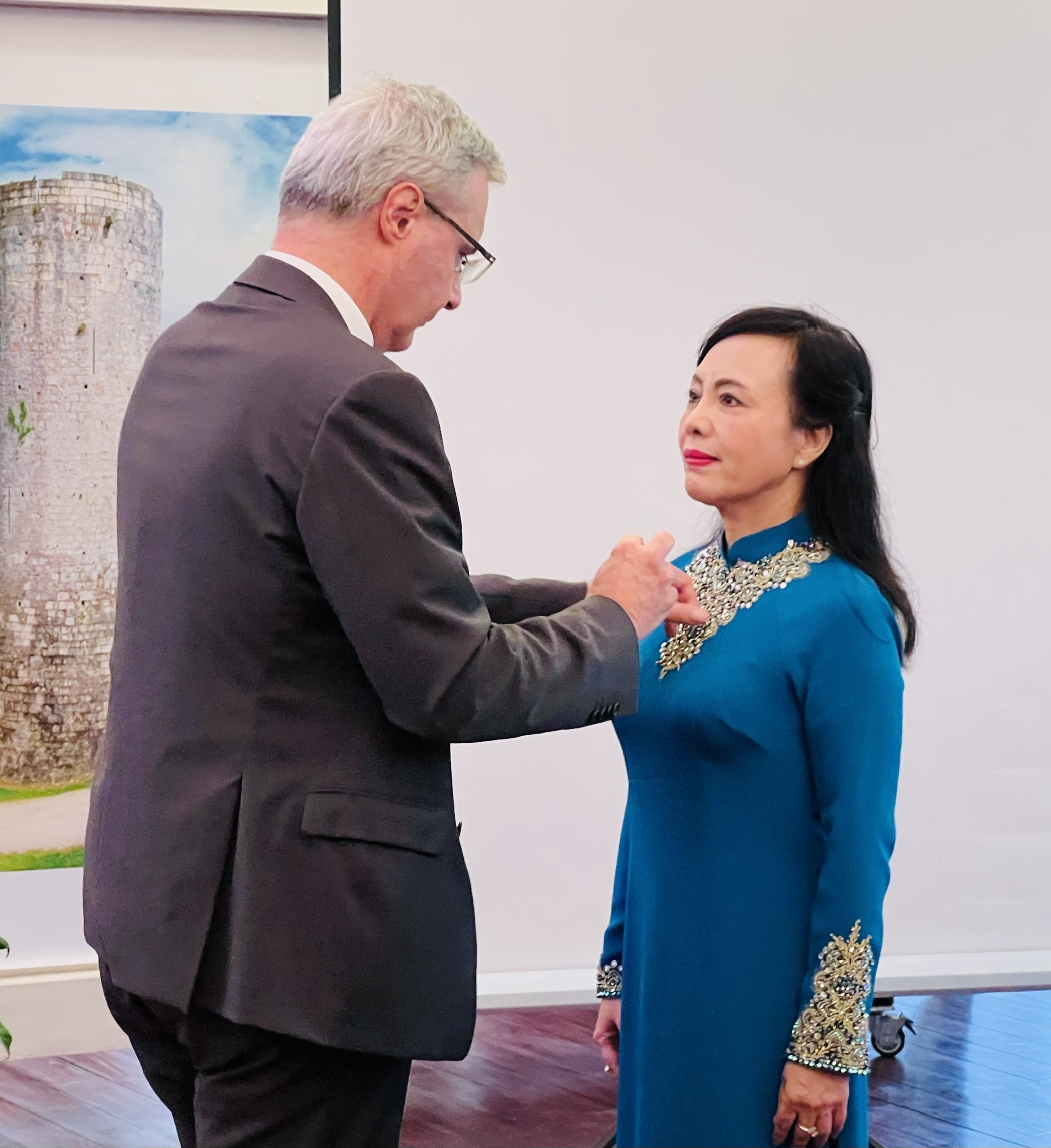PGS.TS Nguyễn Thị Kim Tiến, nguyên Bộ trưởng Bộ Y tế được nhận Huân chương Bắc Đẩu Bội Tinh lần thứ 2 do Nhà nước Pháp trao tặng