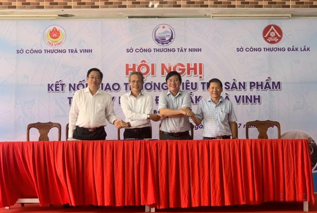 dai-dien-so-cong-thuong-dak-lak-ky-bien-ban-thoa-thuan-hop-tac-voi-so-cong-thuong-cac-tinh-tra-vinh-va-tay-ninh-1720718860.jpg