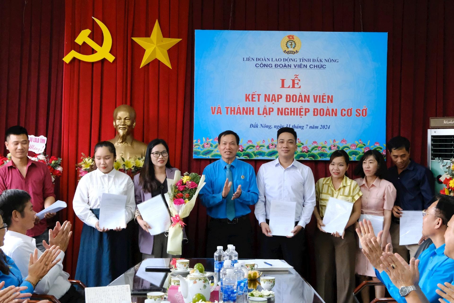 lanh-dao-cong-doan-vien-chuc-tinh-trao-quyet-dinh-ket-nap-doan-vien-cong-doan-cho-cong-tac-vien-dai-phat-thanh-truyen-hinh-tinh-dak-nong-1722501457.jpg