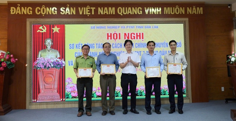 khen-thuong-tap-the-co-thanh-tich-xuat-sac-trong-trien-khai-chuyen-doi-so-va-cai-cach-hanh-chinh-nam-2023-1723797183.jpg