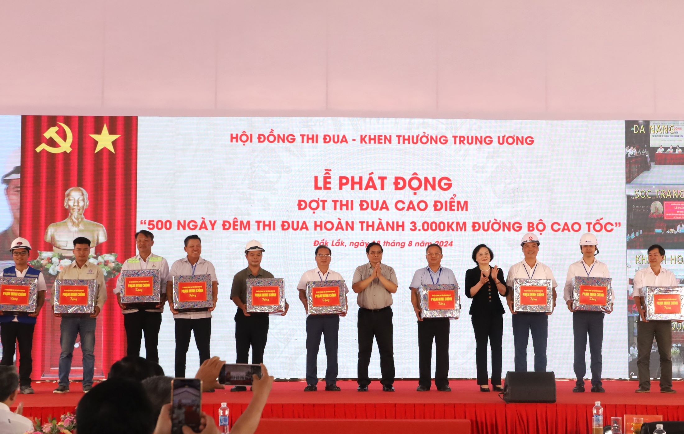 thu-tuong-chinh-phu-pham-minh-chinh-tang-qua-dong-vien-cac-chu-dau-tu-nha-thau-1723981466.jpg