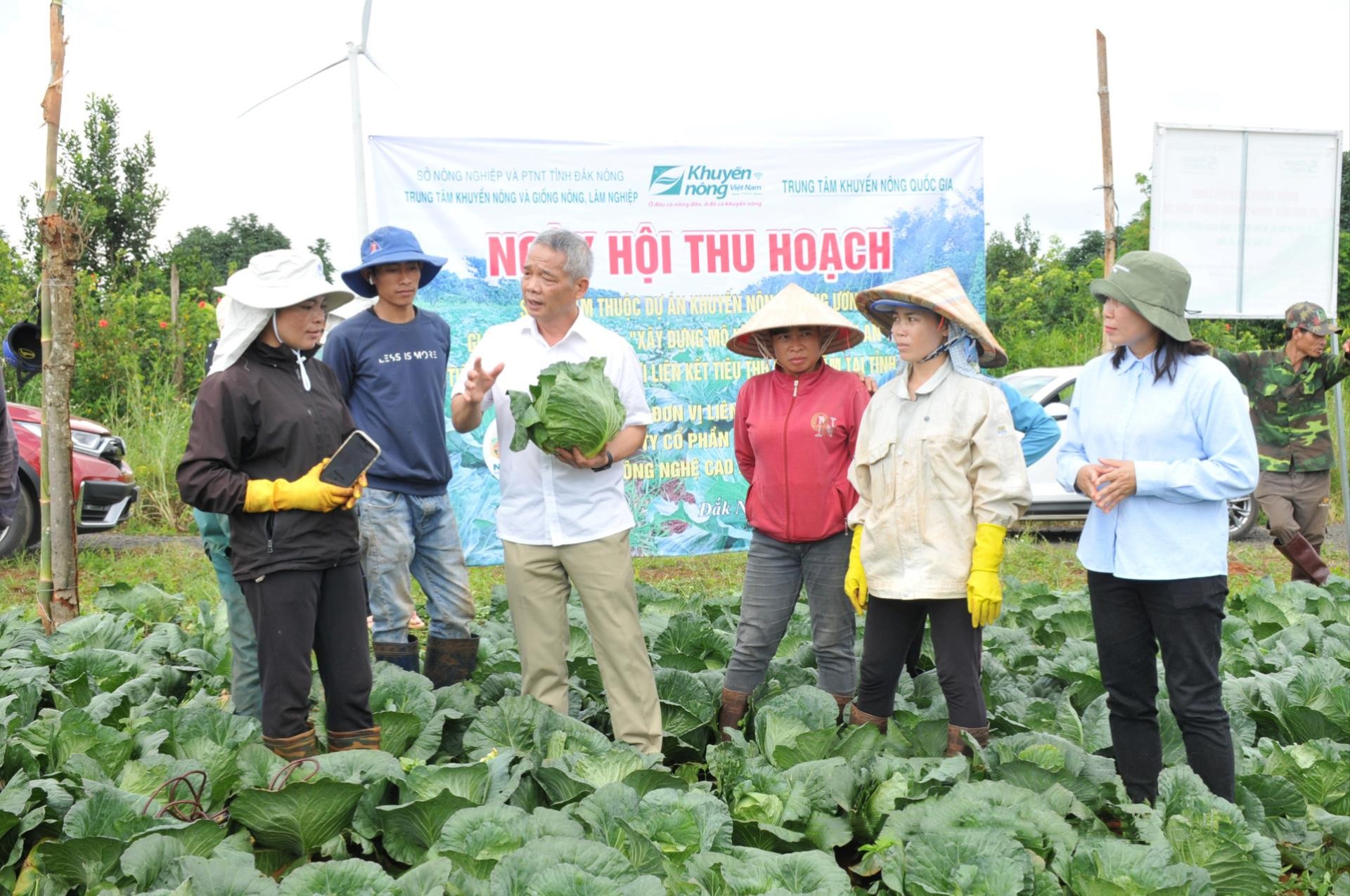 cac-to-khuyen-nong-cong-dong-da-tung-buoc-di-vao-hoat-dong-on-dinh-co-nhieu-mo-hinh-tao-sinh-ke-thu-hut-hang-ngan-nguoi-tham-gia-1724319119.jpg