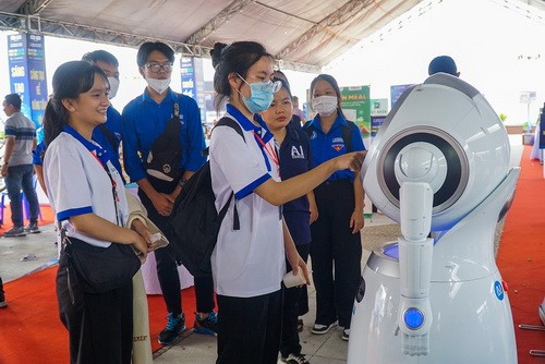 robot-su-dung-cong-nghe-tri-tue-nhan-tao-ai-duoc-trung-bay-gioi-thieu-tai-techfest-nam-trung-bo-tay-nguyen-2022-1724682473.jpg