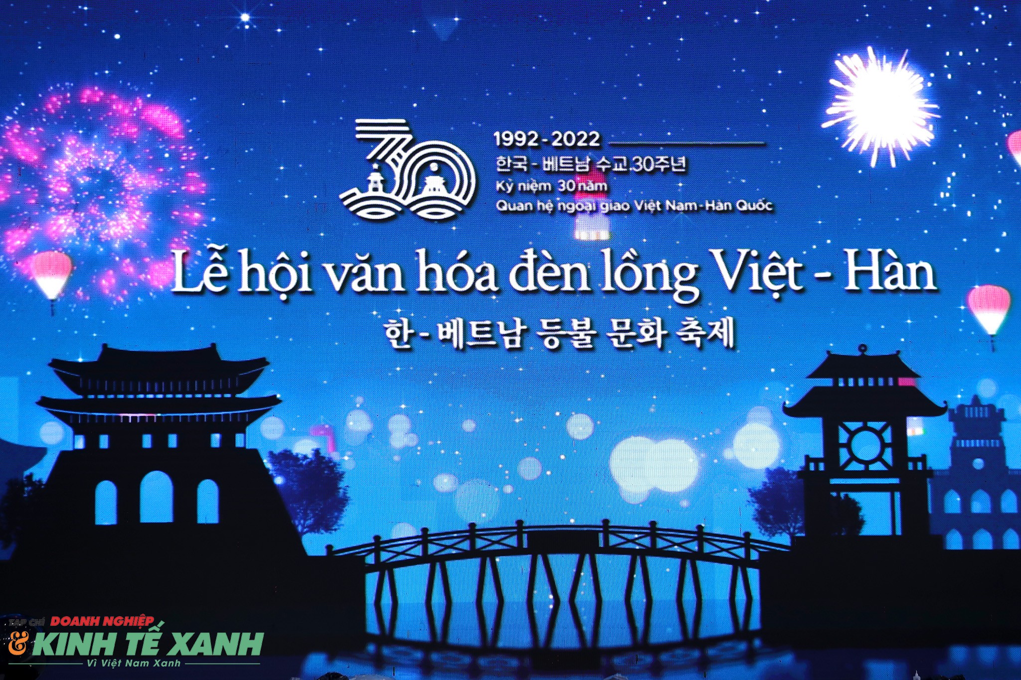 Lễ hội đèn lồng là một trong những lễ hội truyền thống đẹp và ấm áp nhất của người dân Việt Nam. Trong bức hình này, bạn sẽ thấy hàng nghìn đèn lồng lung linh, phản ánh trên mặt nước, tạo nên khung cảnh cực kỳ lãng mạn và mộng mơ.