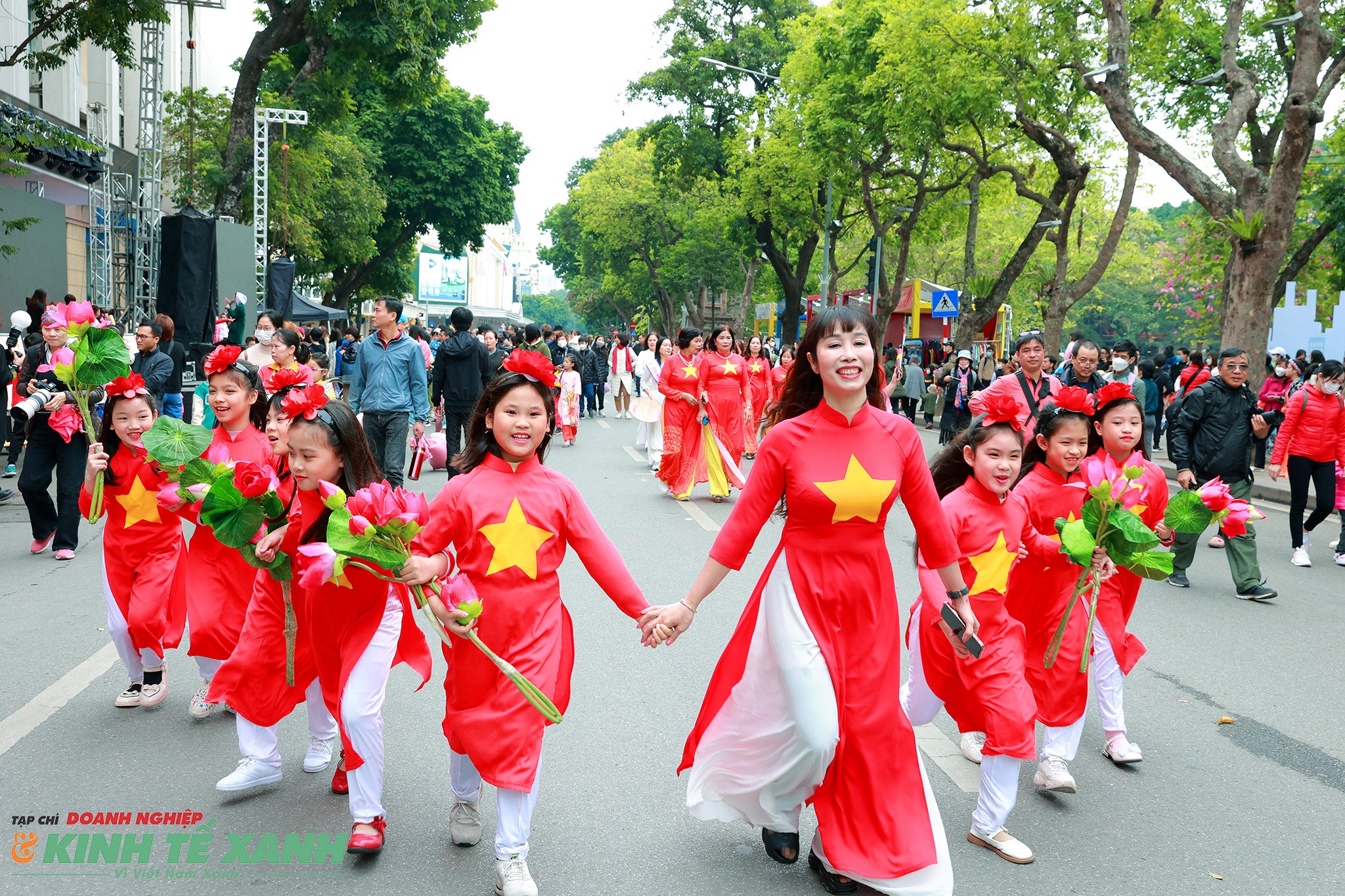 Rực rỡ sắc màu chương trình đồng diễn áo dài bên hồ Hoàn Kiếm