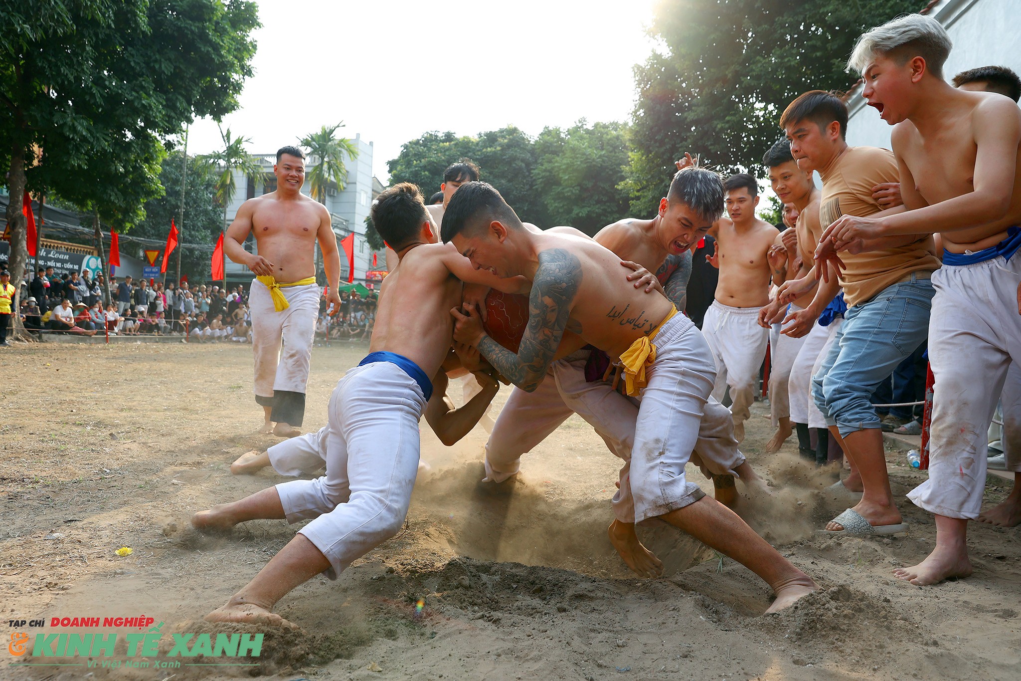 Tưng bừng khai hội vật cầu làng Thúy Lĩnh